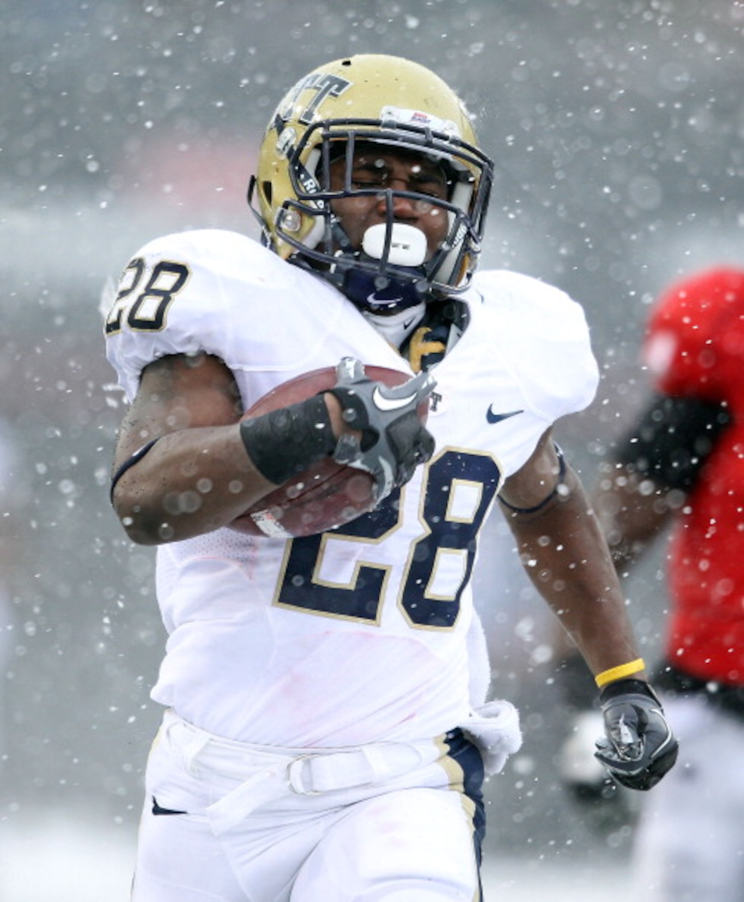 CINCINNATI, OH - DECEMBER 04:  Dion Lewis #28 of the Pittsburgh Panthers runs for a touchdown during the Big East Conference game against the Cincinnati Bearcats at Nippert Stadium on December 4, 2010 in Cincinnati, Ohio.  Pittsburgh won 28-10.  (Photo by