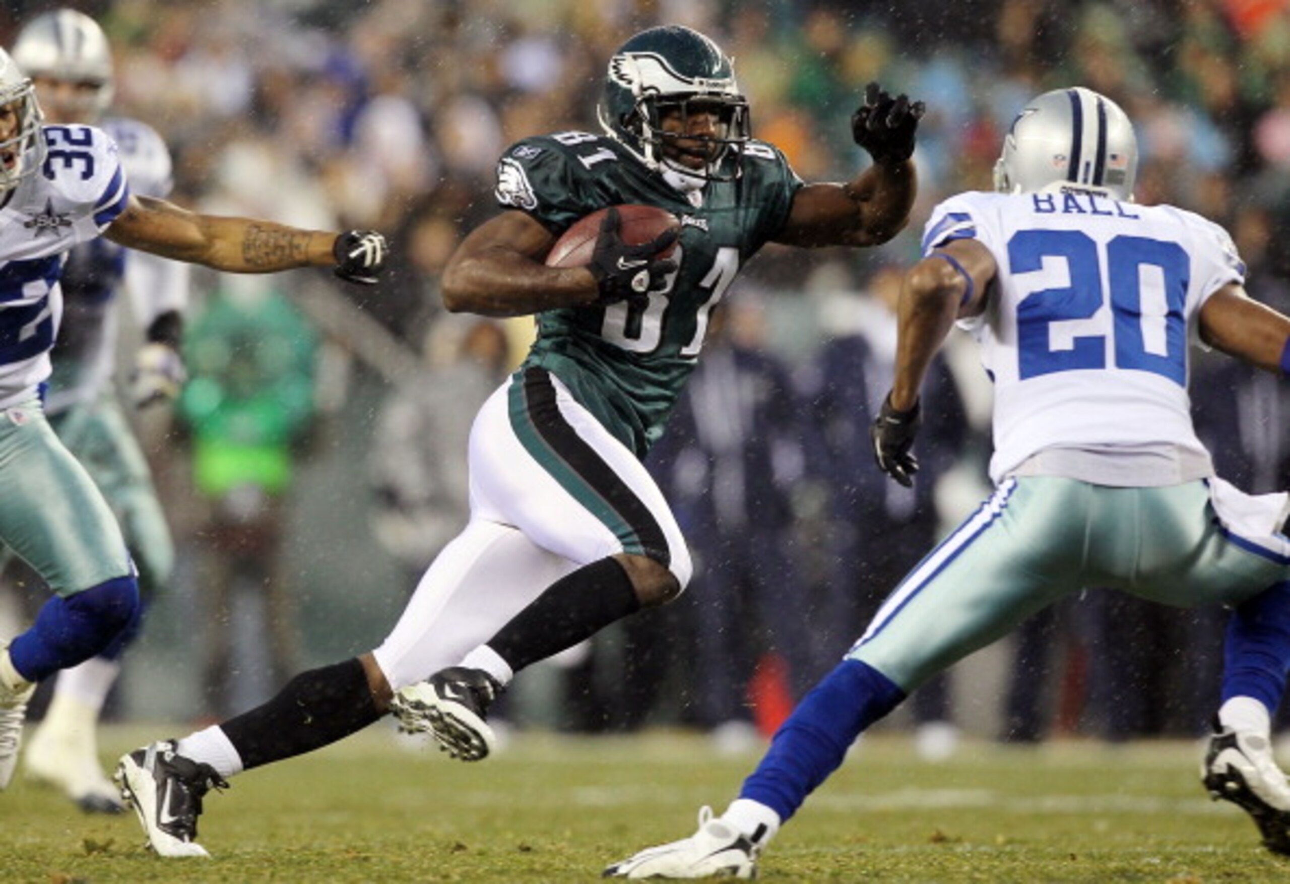 PHILADELPHIA, PA - JANUARY 02:  Jason Avant #81 of the Philadelphia Eagles runs a reception against Alan Ball #20 of the Dallas Cowboys on January 2, 2011 at Lincoln Financial Field in Philadelphia, Pennsylvania.  (Photo by Jim McIsaac/Getty Images)