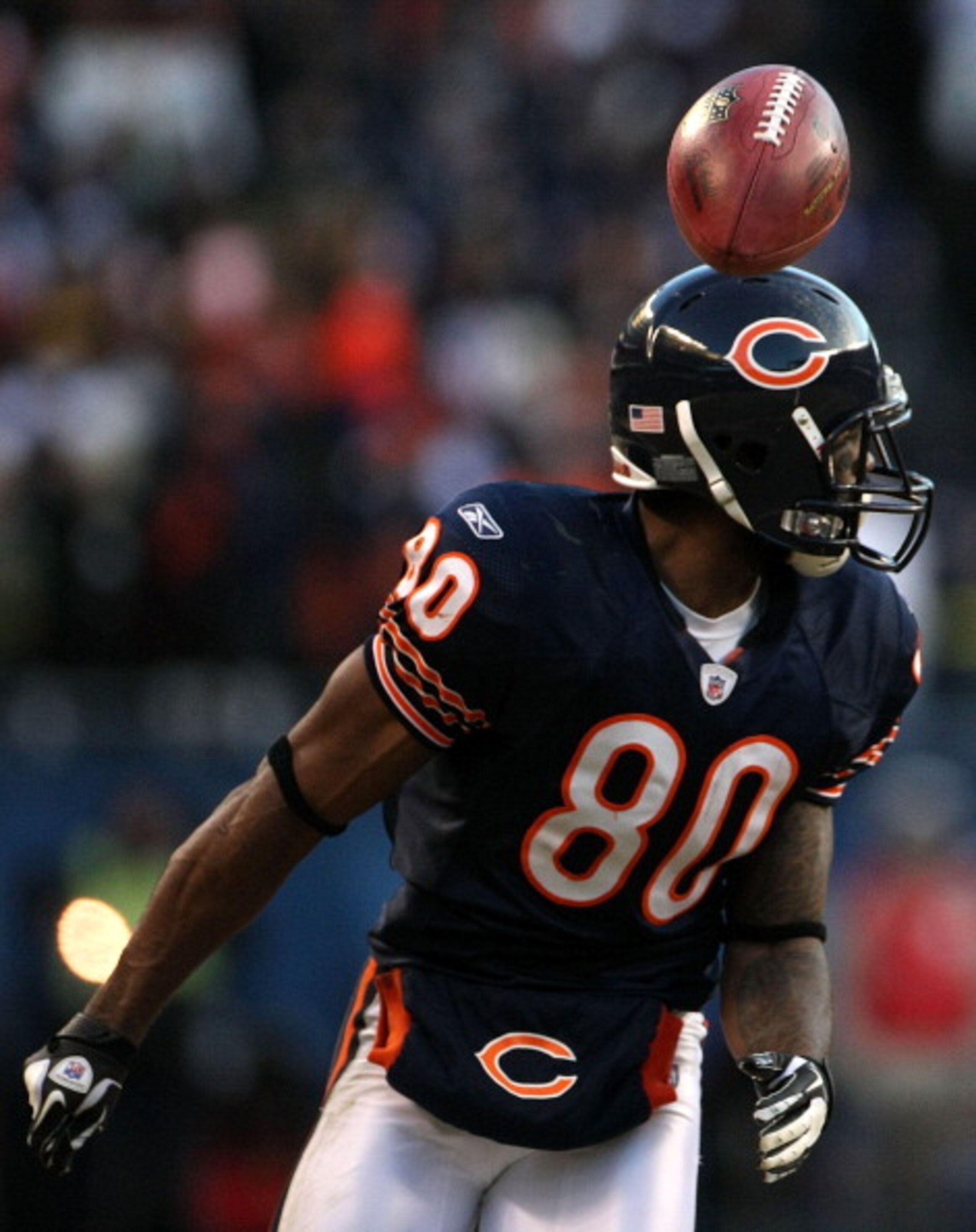 CHICAGO, IL - JANUARY 23:  Earl Bennett #80 of the Chicago Bears has the ball fly over his head while taking on the Green Bay Packers in the NFC Championship Game at Soldier Field on January 23, 2011 in Chicago, Illinois.  (Photo by Doug Pensinger/Getty I