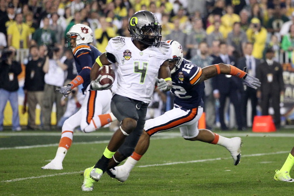 Oregon's Darron Thomas throws a pass during the first half of the BCS  National Championship NCAA college football game Monday, Jan. 10, 2011, in  Glendale, Ariz. (AP Photo/Charlie Riedel Stock Photo - Alamy