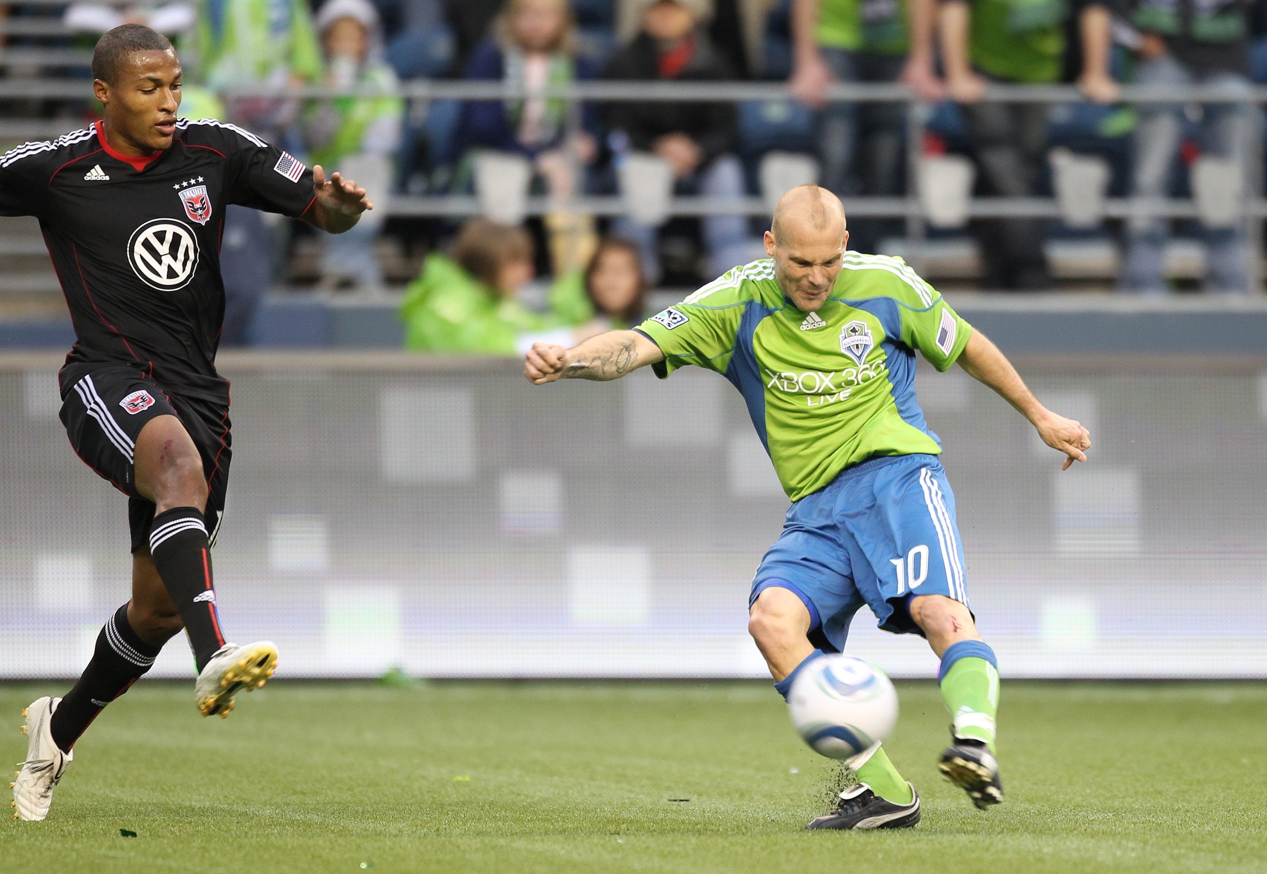 SEATTLE - JUNE 10:  Freddie Ljungberg #10 of the Seattle Sounders FC passes against D.C. United on June 10, 2010 at Qwest Field in Seattle, Washington. (Photo by Otto Greule Jr/Getty Images)