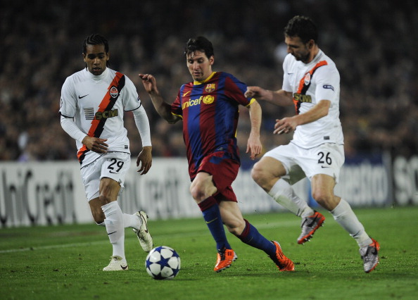 BARCELONA, SPAIN - APRIL 06:  Lionel Messi of FC Barcelona (C) fights for the ball against Alex Teixeira (L) and Razvan Rat of Shakhtar Donetsk during the UEFA Champions League quarter final first leg match between Barcelona and Shakhtar Donetsk at the Ca