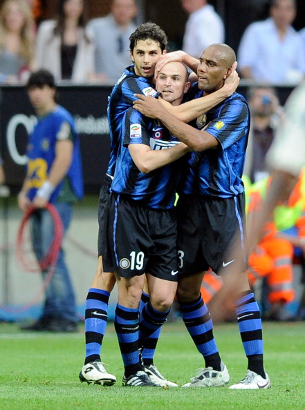 MILAN, ITALY - APRIL 09: Esteban Cambiasso (C) of Inter Milan celebrates scoring the first goal during the Serie A match between FC Internazionale Milano and AC Chievo Verona at Stadio Giuseppe Meazza on April 9, 2011 in Milan, Italy. (Photo by Claudio