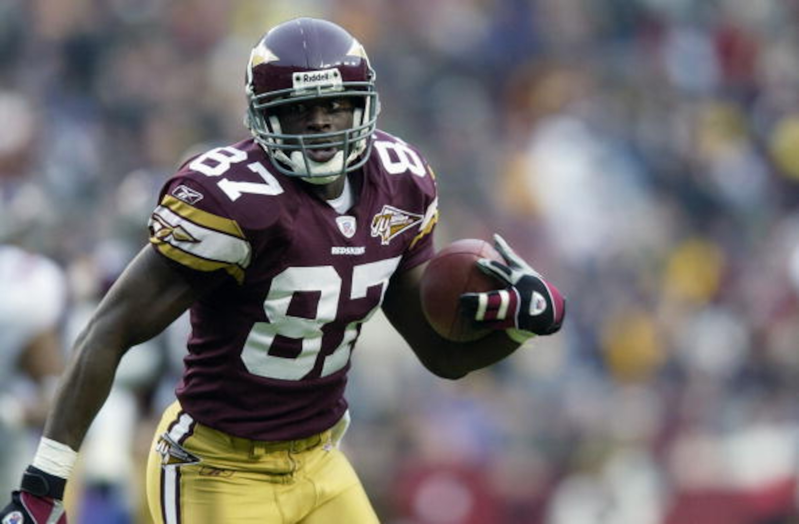 LANDOVER, MD - DECEMBER 8:  Wide receiver Rod Gardner #87 of the Washington Redskins carries the ball against the New York Giants during the NFL game at FedEx Field on December 8, 2002 in Landover, Maryland. The Giants won 27-21. (Photo by Ezra Shaw/Getty