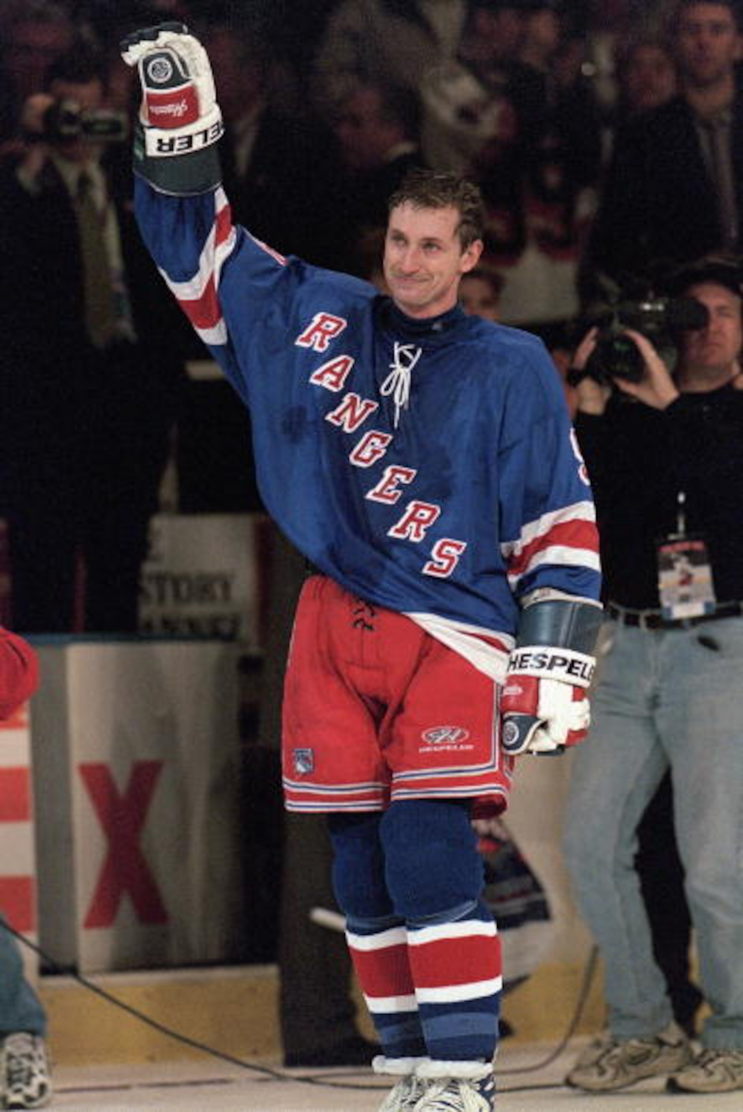 NEW YORK, NY - APRIL 18:  Wayne Gretzky #99 of the New York Rangers waves to the crowd from the ice after playing in his final career game against the Pittsburgh Penguins at the Madison Square Garden on April 18, 1999 in New York City, New York.  Gretzky