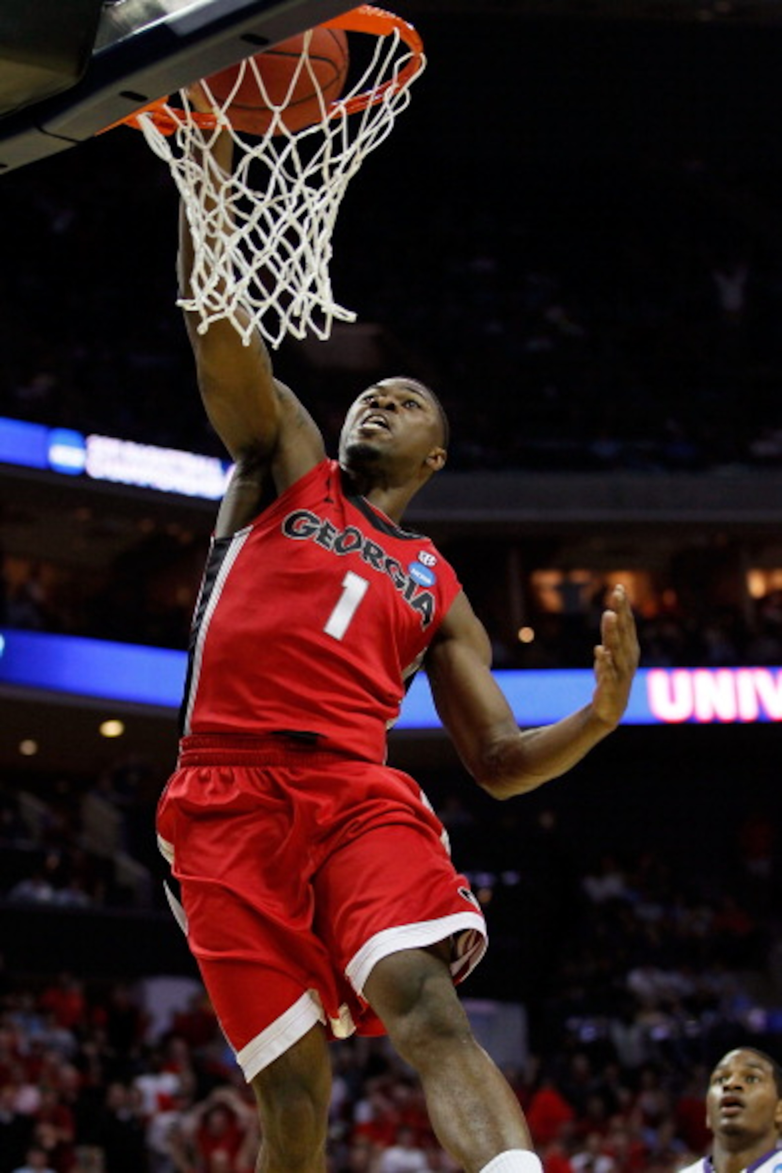CHARLOTTE, NC - MARCH 18: Travis Leslie #1 of the Georgia Bulldogs dunks the ball in the first half while taking on the Washington Huskies during the second round of the 2011 NCAA men's basketball tournament at Time Warner Cable Arena on March 18, 2011 i CHARLOTTE, NC - MARCH 18: Travis Leslie #1 of the Georgia Bulldogs dunks the ball in the first half while taking on the Washington Huskies during the second round of the 2011 NCAA men's basketball tournament at Time Warner Cable Arena on March 18, 2011 i