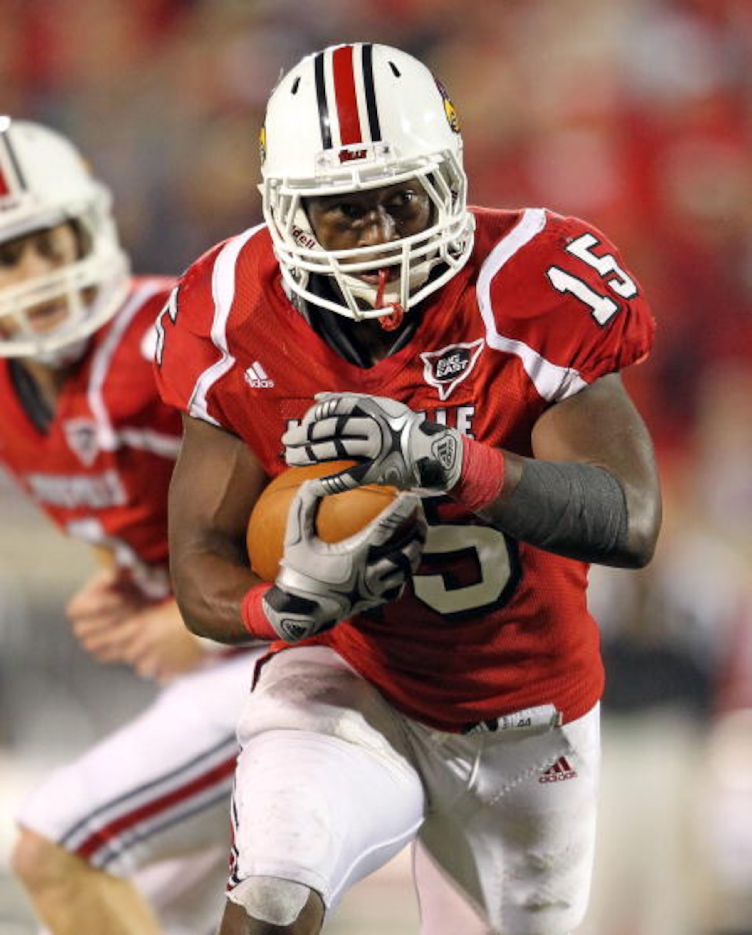 LOUISVILLE, KY - OCTOBER 15: Bilal Powell #15 of the Louisville Cardinals runs for a touchdown during the Big East Conference game against the Cincinnati Bearcats at Papa John's Cardinal Stadium on October 15, 2010 in Louisville, Kentucky. (Photo by An LOUISVILLE, KY - OCTOBER 15: Bilal Powell #15 of the Louisville Cardinals runs for a touchdown during the Big East Conference game against the Cincinnati Bearcats at Papa John's Cardinal Stadium on October 15, 2010 in Louisville, Kentucky. (Photo by An