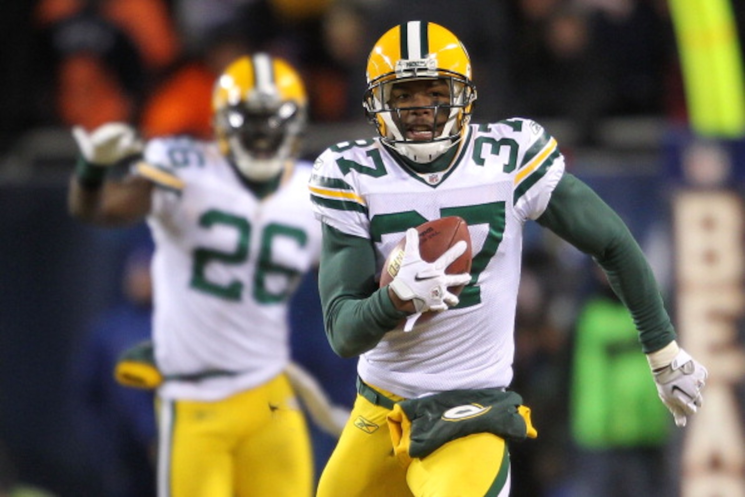CHICAGO, IL - JANUARY 23:  Sam Shields #37 of the Green Bay Packers intercepts the game's final pass and runs for 32-yards to seal the 21-14 victory for the Packers against the Chicago Bears in the NFC Championship Game at Soldier Field on January 23, 201