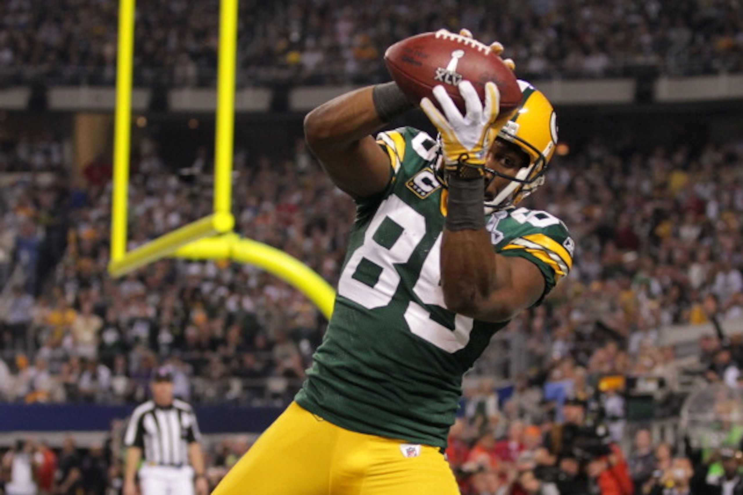 ARLINGTON, TX - FEBRUARY 06:  Greg Jennings #85 of the Green Bay Packers catches a a fourth quarter touchdown pass against the Pittsburgh Steelers  during Super Bowl XLV at Cowboys Stadium on February 6, 2011 in Arlington, Texas.  (Photo by Doug Pensinger