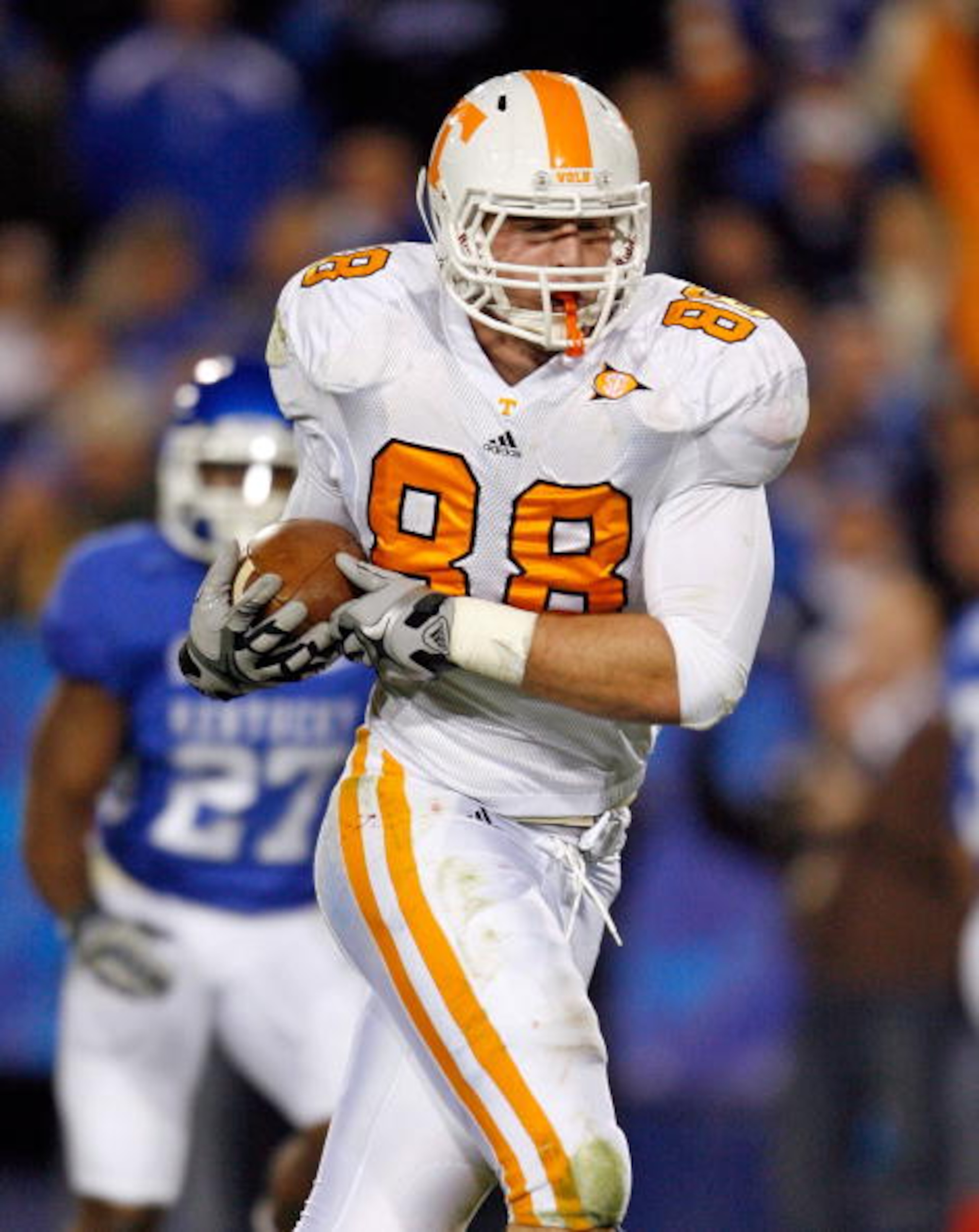 LEXINGTON, KY - NOVEMBER 28:  Luke Stocker #88 of the Tennessee Volunteers catches a touchdown pass during the SEC game against the Kentucky Wildcats at Commonwealth Stadium on November 28, 2009 in Lexington, Kentucky.  (Photo by Andy Lyons/Getty Images)