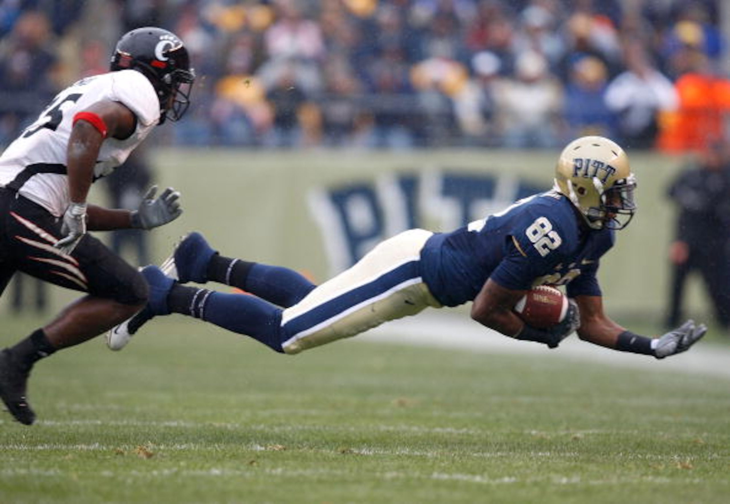 PITTSBURGH - DECEMBER 05: Jonathan Baldwin #82 of the University of Pittsburgh Panthers catches a pass against the Cincinnati Bearcats on December 5, 2009 at Heinz Field in Pittsburgh, Pennsylvania.(Photo by Jared Wickerham/Getty Images)