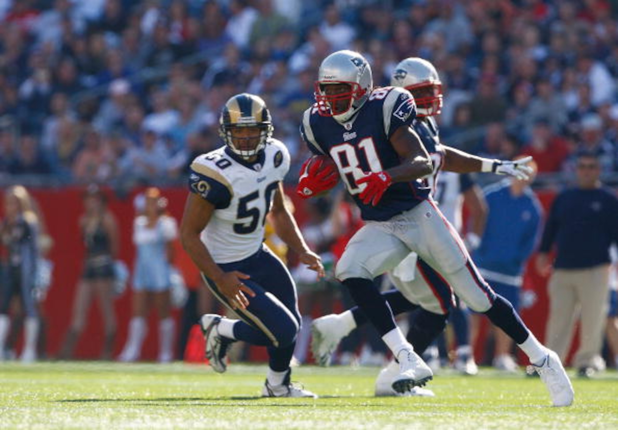 FOXBORO, MA - OCTOBER 26: Randy Moss #81of the New England Patriots runs the ball during the game with the St. Louis Rams at Gillette Stadium on October 26, 2008 in Foxboro, Massachusetts. (Photo by Jim Rogash/Getty Images) FOXBORO, MA - OCTOBER 26: Randy Moss #81of the New England Patriots runs the ball during the game with the St. Louis Rams at Gillette Stadium on October 26, 2008 in Foxboro, Massachusetts. (Photo by Jim Rogash/Getty Images)