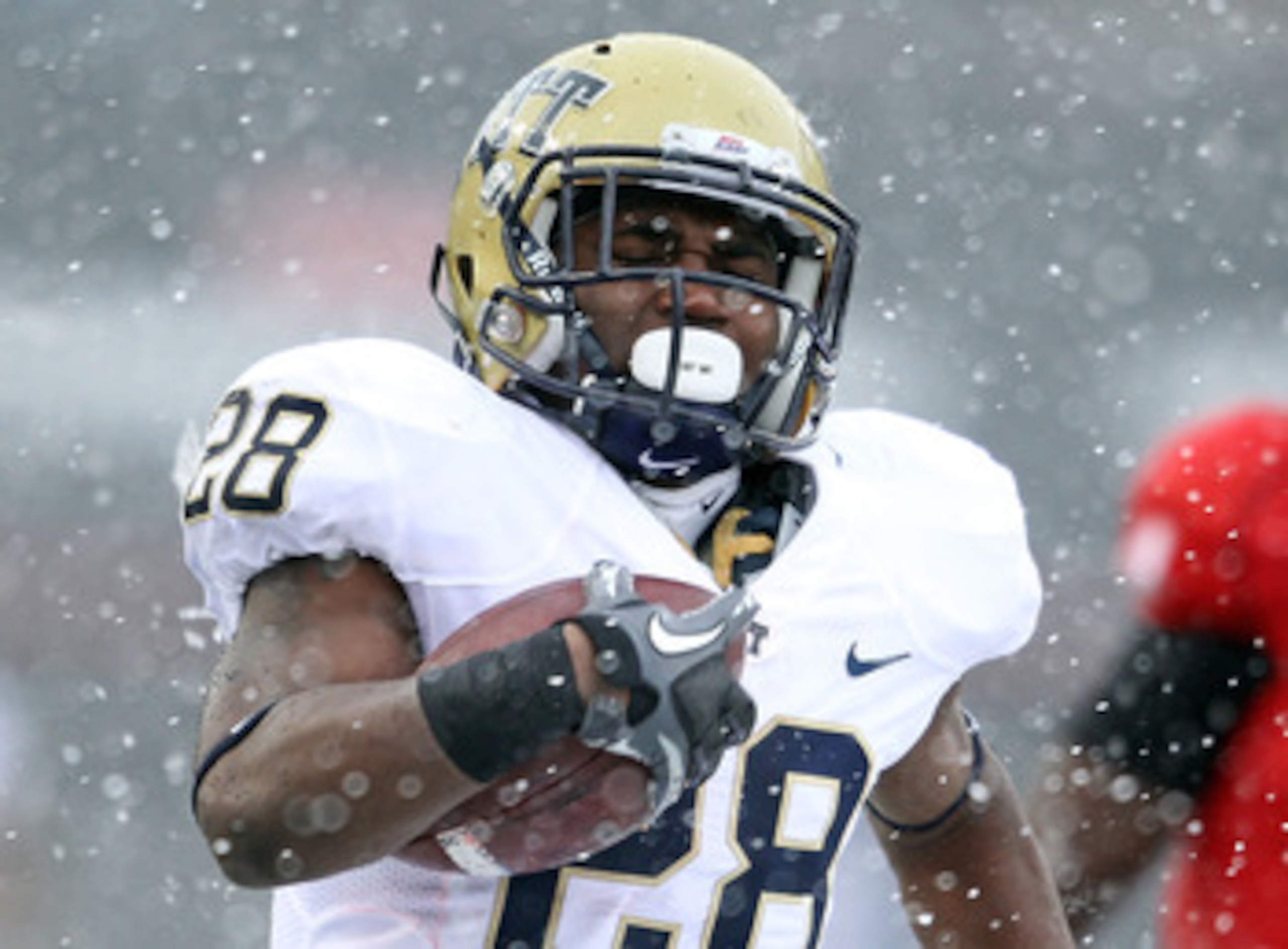 CINCINNATI, OH - DECEMBER 04: Dion Lewis #28 of the Pittsburgh Panthers runs for a touchdown during the Big East Conference game against the Cincinnati Bearcats at Nippert Stadium on December 4, 2010 in Cincinnati, Ohio. Pittsburgh won 28-10. (Photo by CINCINNATI, OH - DECEMBER 04: Dion Lewis #28 of the Pittsburgh Panthers runs for a touchdown during the Big East Conference game against the Cincinnati Bearcats at Nippert Stadium on December 4, 2010 in Cincinnati, Ohio. Pittsburgh won 28-10. (Photo by