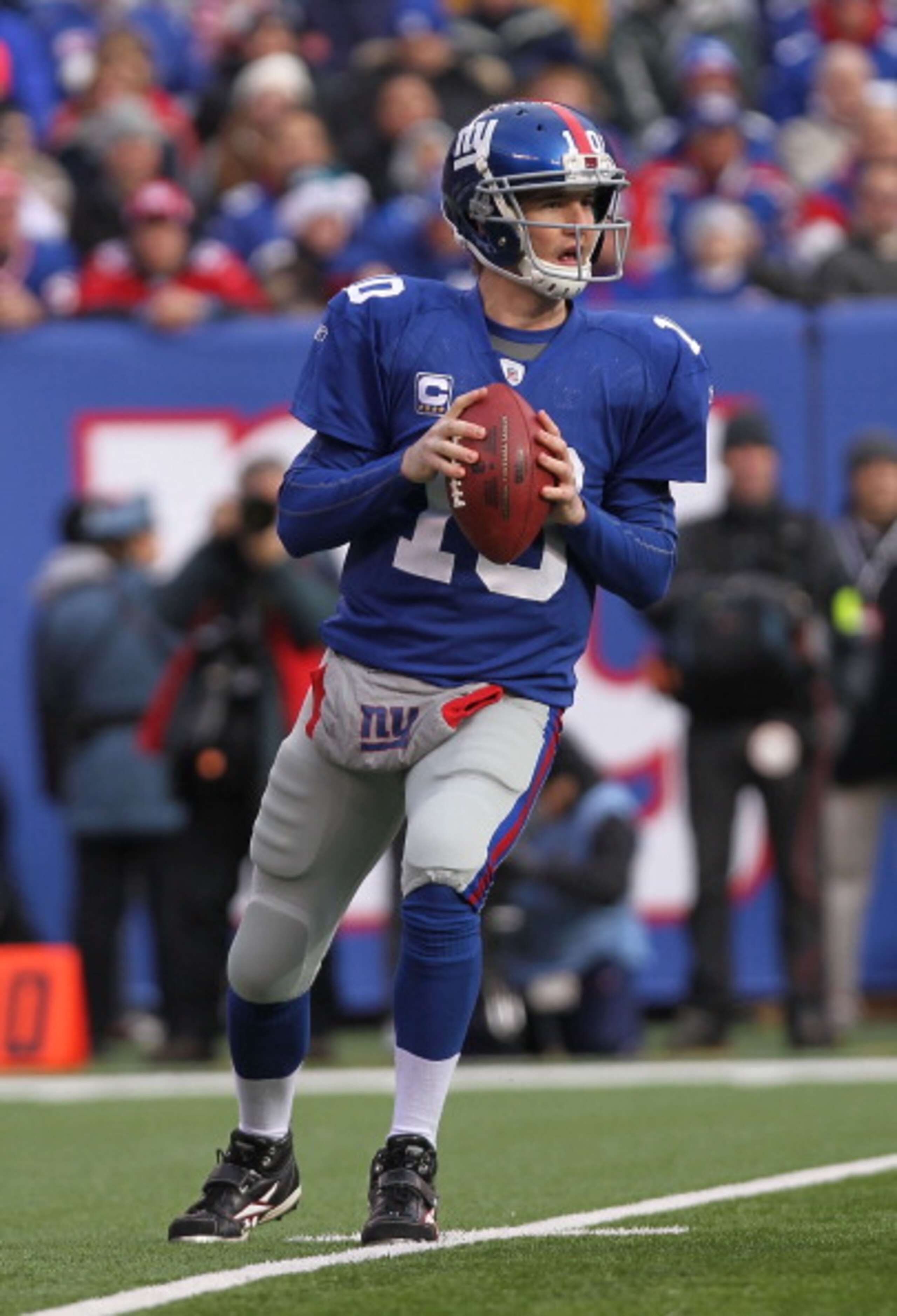 EAST RUTHERFORD, NJ - DECEMBER 19:  Eli Manning #10 of the New York Giants passes against the Philadelphia Eagles at New Meadowlands Stadium on December 19, 2010 in East Rutherford, New Jersey.  (Photo by Nick Laham/Getty Images)