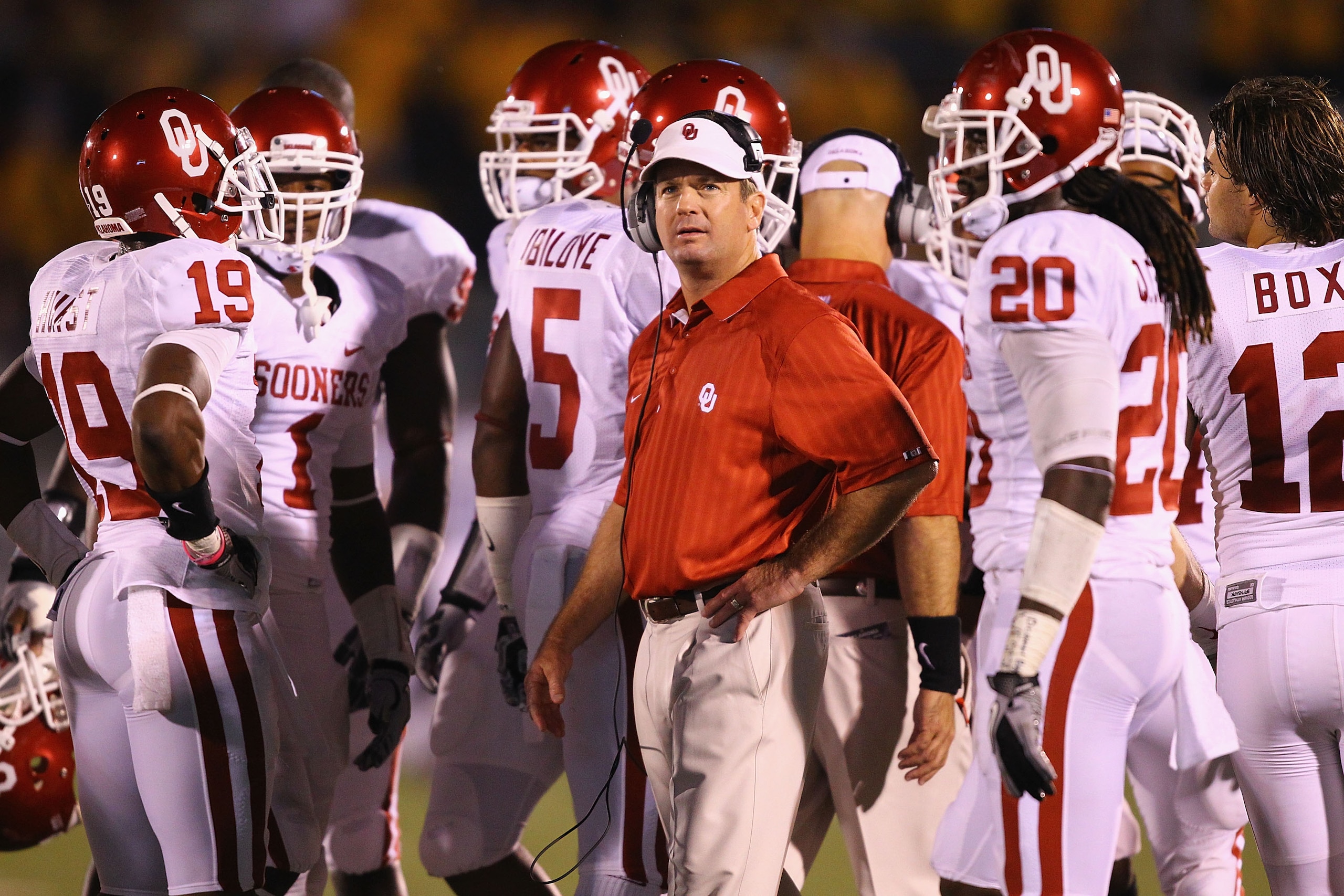 COLUMBIA, MO - OCTOBER 23: Head coach Bob Stoops of the Oklahoma Sooners looks on against the Missouri Tigers at Faurot Field/Memorial Stadium on October 23, 2010 in Columbia, Missouri.  The Tigers beat the Sooners 36-27.  (Photo by Dilip Vishwanat/Getty