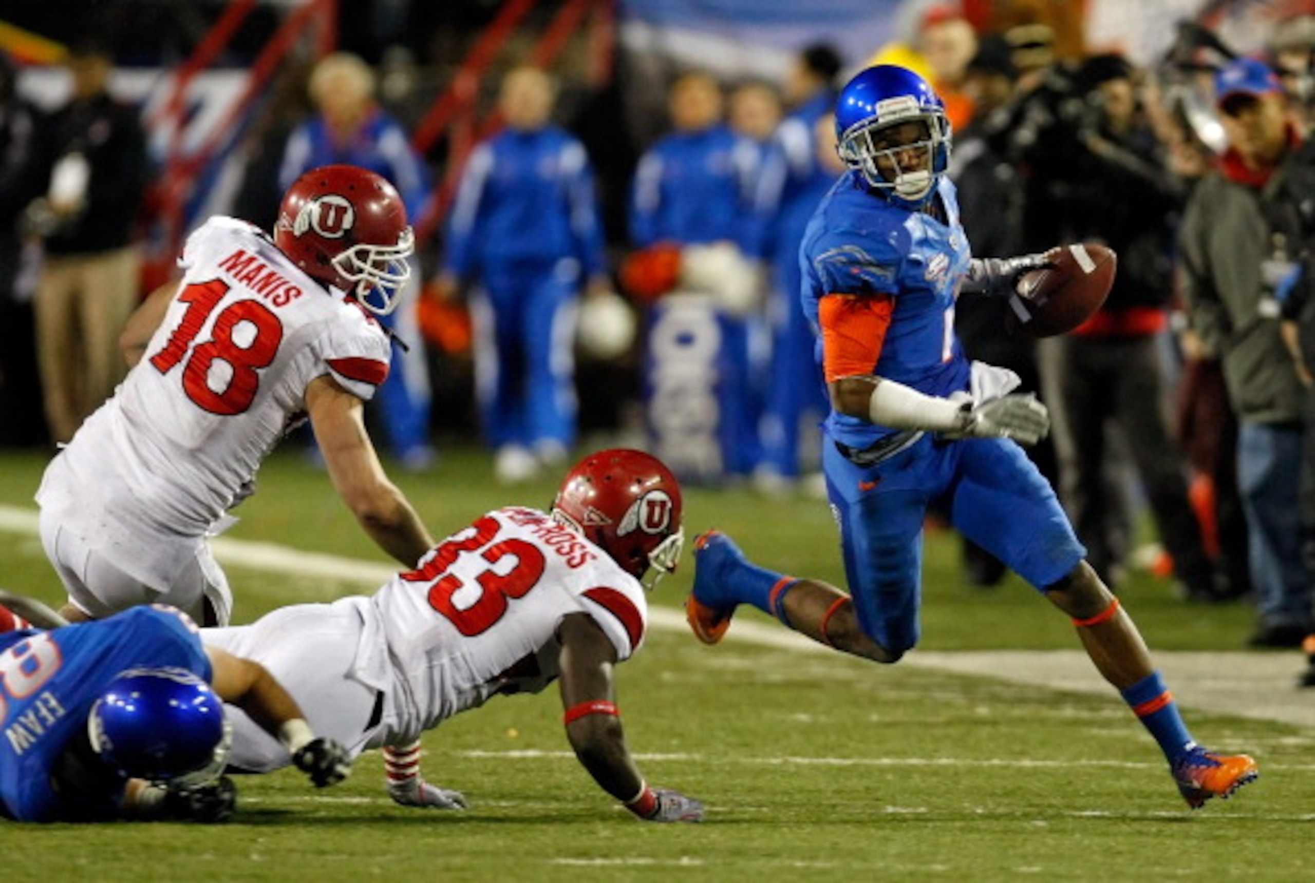 LAS VEGAS, NV - DECEMBER 22:  Titus Young #1 of the Boise State Broncos runs for yardage around Chad Manis #18 and Justin Taplin-Ross #33 of the Utah Utes during the MAACO Bowl Las Vegas at Sam Boyd Stadium December 22, 2010 in Las Vegas, Nevada. Boise St