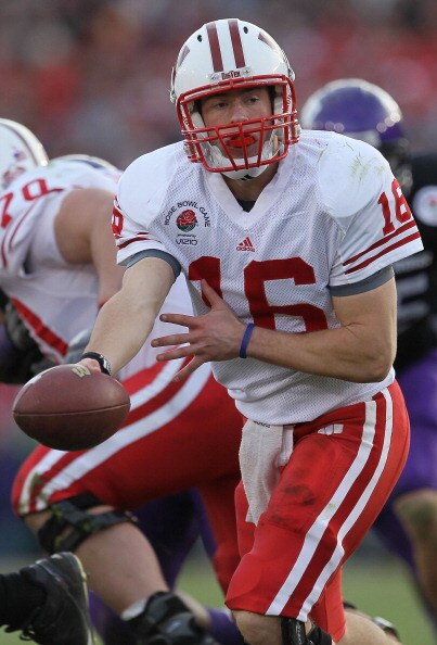 PASADENA, CA - JANUARY 01:  Quarterback Scott Tolzien #16 of the Wisconsin Badgers looks to hand the ball against the TCU Horned Frogs in the 97th Rose Bowl game on January 1, 2011 in Pasadena, California.  (Photo by Stephen Dunn/Getty Images)