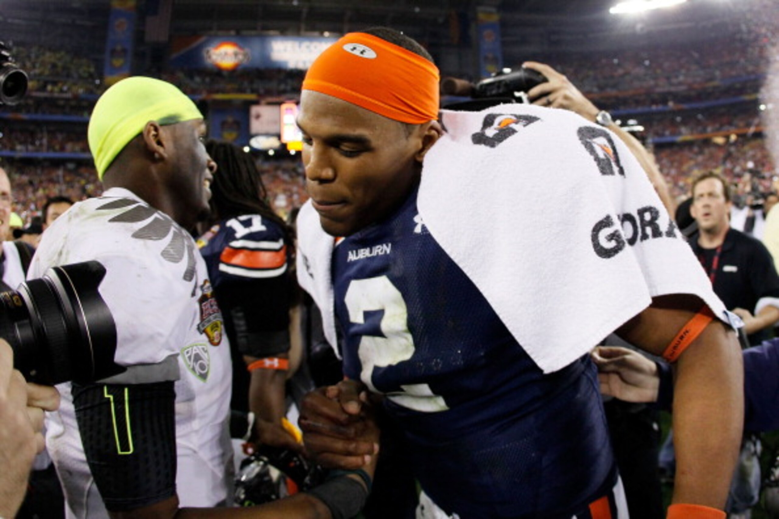 GLENDALE, AZ - JANUARY 10:  Darron Thomas #1 of the Oregon Ducks shakes hands with Cameron Newton #2 of the Auburn Tigers after the Tigers defeated the Ducks 22 to 19 in the Tostitos BCS National Championship Game at University of Phoenix Stadium on Janua
