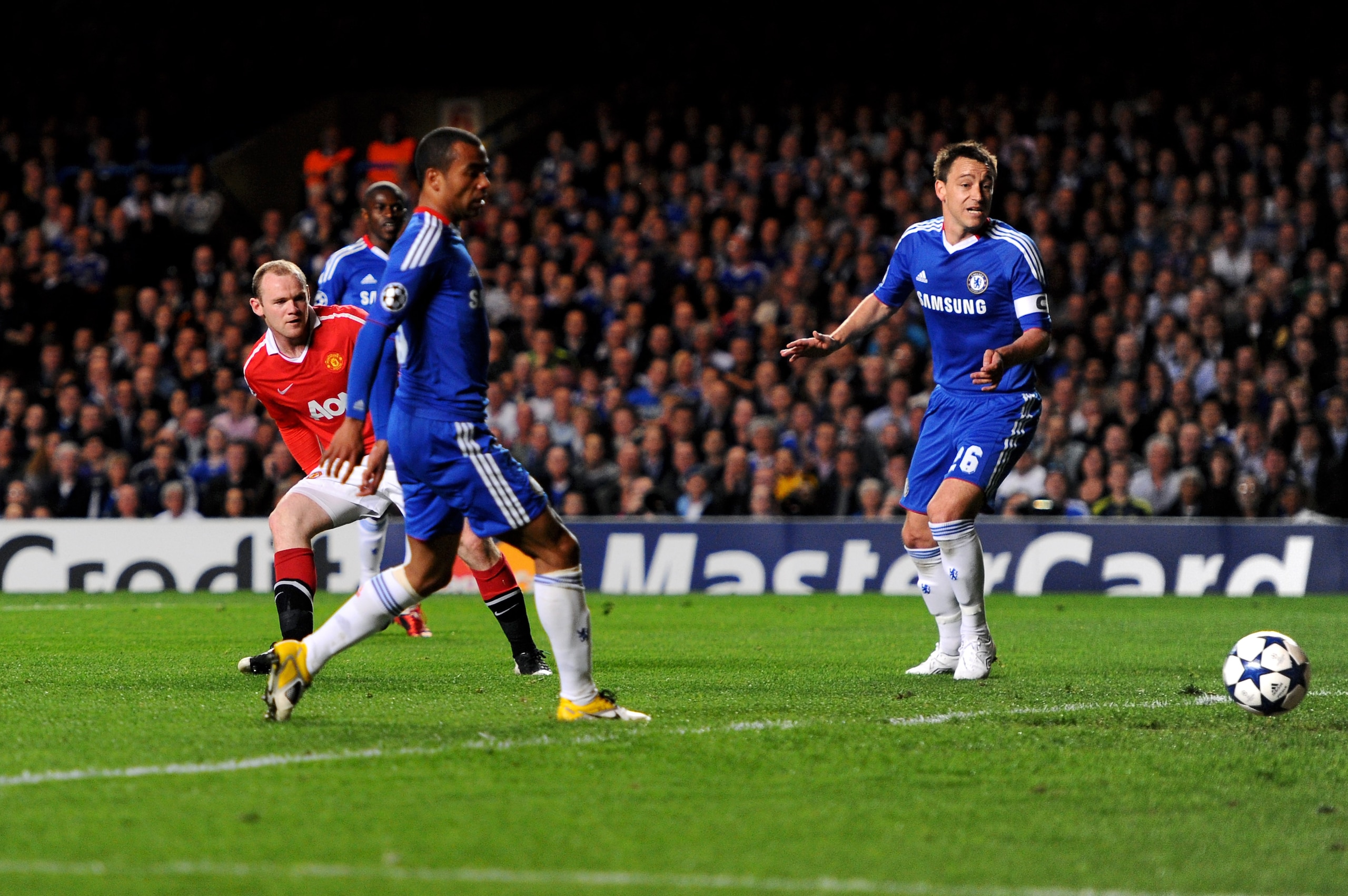 LONDON, ENGLAND - APRIL 06:  Wayne Rooney of Manchester United scores the opening goal during the UEFA Champions League quarter final first leg match between Chelsea and Manchester United at Stamford Bridge on April 6, 2011 in London, England.  (Photo by