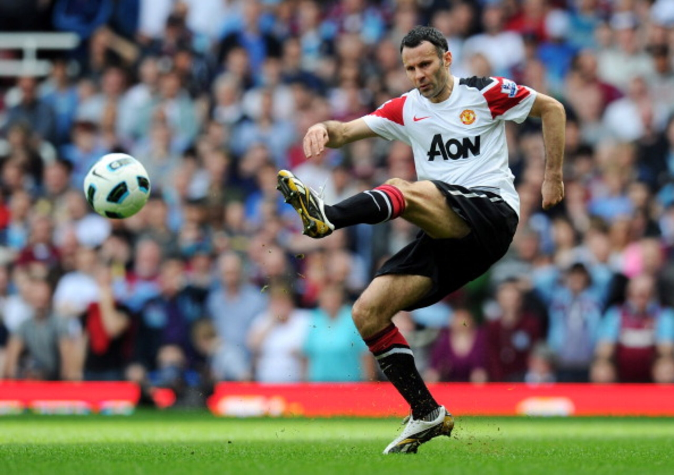 LONDON, ENGLAND - APRIL 02:  Ryan Giggs of Manchester United in action during the Barclays Premier League match between West Ham United and Manchester United at the Boleyn Ground on April 2, 2011 in London, England.  (Photo by Mike Hewitt/Getty Images)