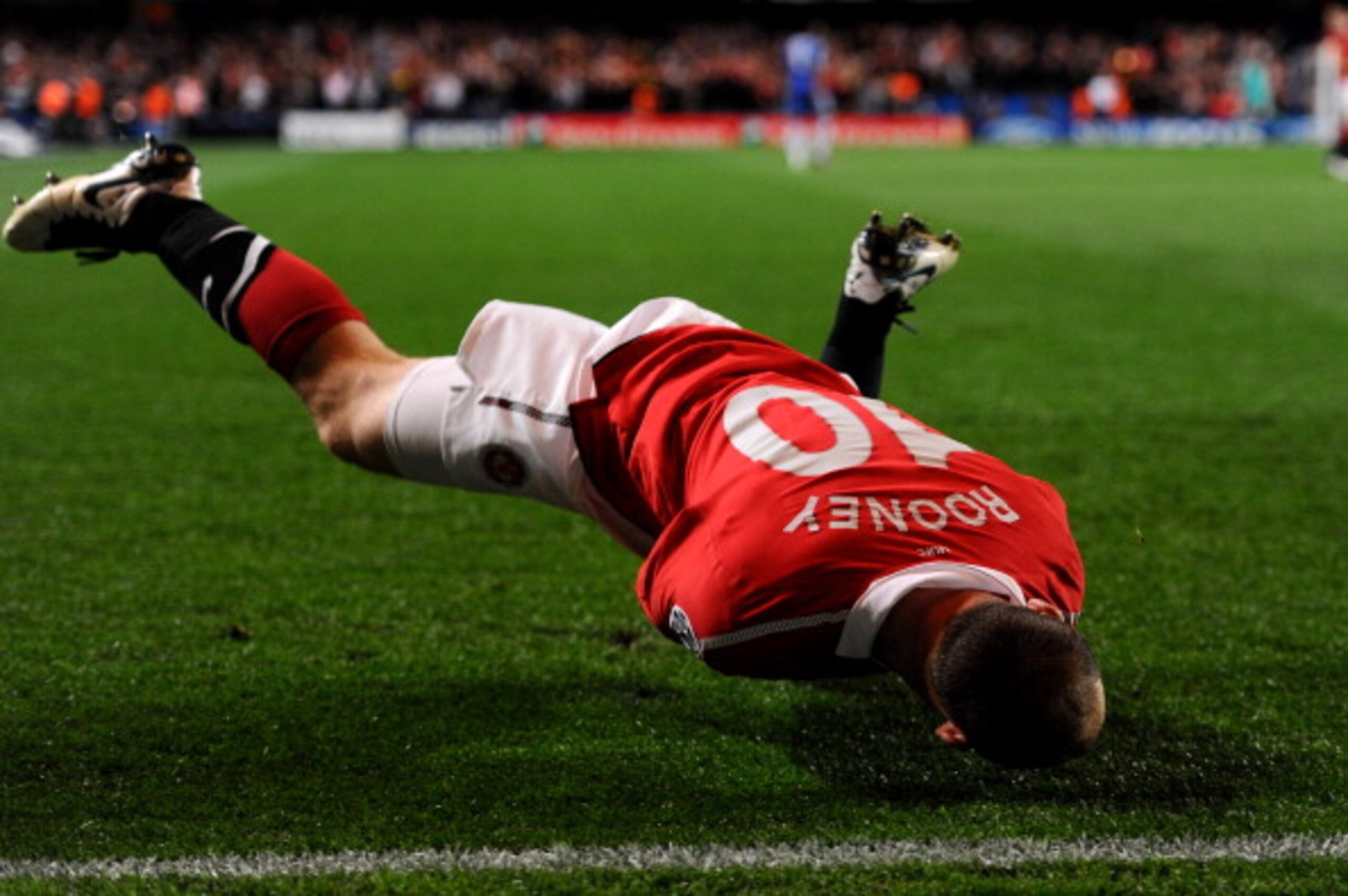 LONDON, ENGLAND - APRIL 06:  Wayne Rooney of Manchester United celebrates after scoring the opening goal during the UEFA Champions League quarter final first leg match between Chelsea and Manchester United at Stamford Bridge on April 6, 2011 in London, En