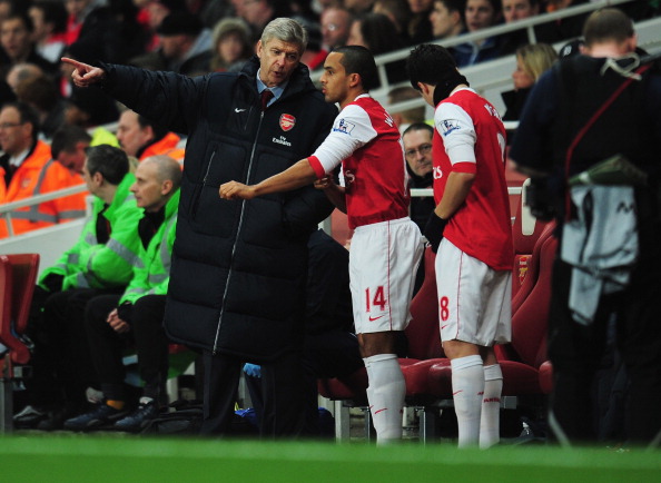 LONDON, ENGLAND - JANUARY 25:  Arsene Wenger manager of Arsenal gives instructions to substitutes Theo Walcott and Samir Nasri during the Carling Cup Semi Final Second Leg match between Arsenal and Ipswich Town at Emirates Stadium on January 25, 2011 in L