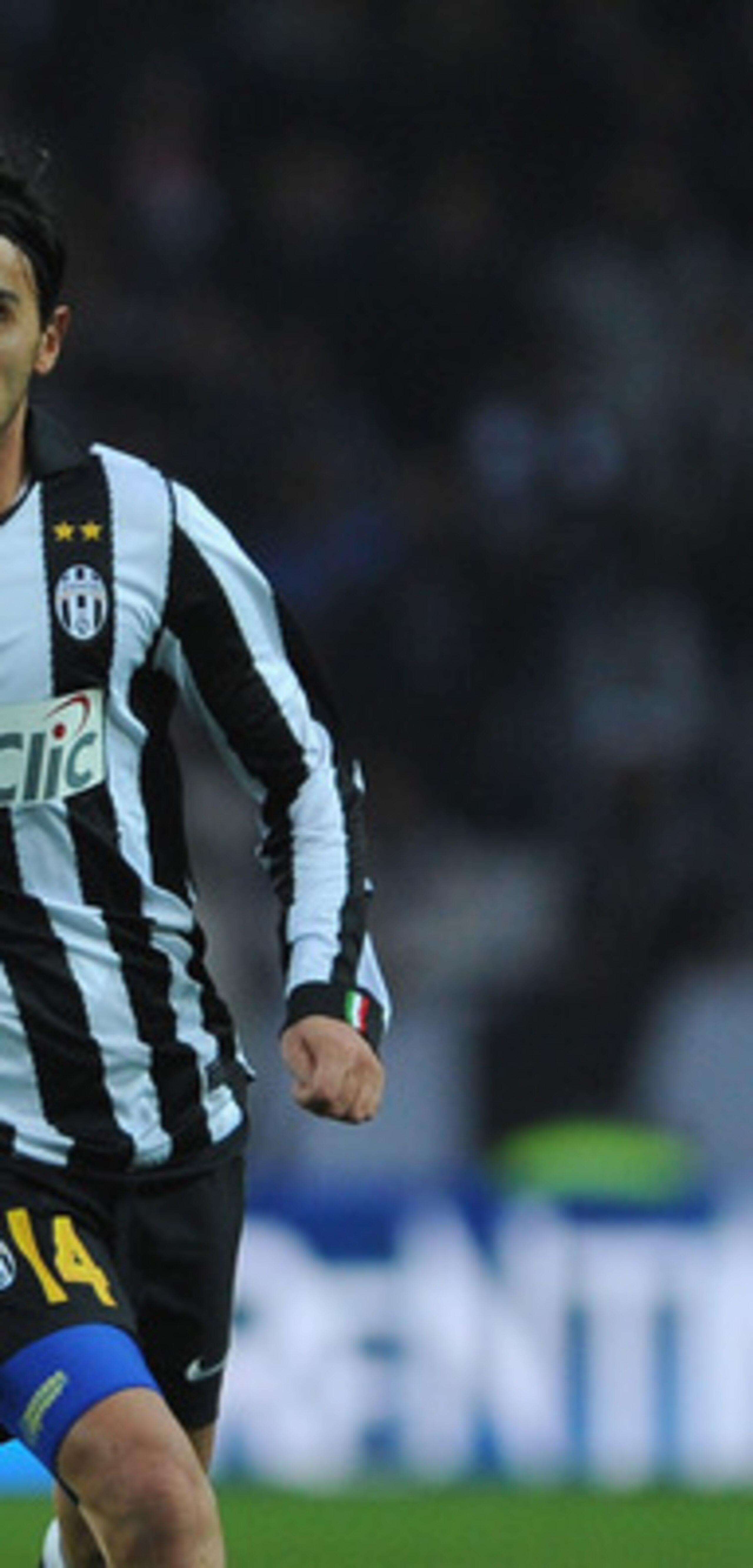 TURIN, ITALY - NOVEMBER 07:  Alberto Aquilani of Juventus FC in action during the Serie A match between Juventus FC and AC Cesena at Olimpico Stadium on November 7, 2010 in Turin, Italy.  (Photo by Valerio Pennicino/Getty Images)