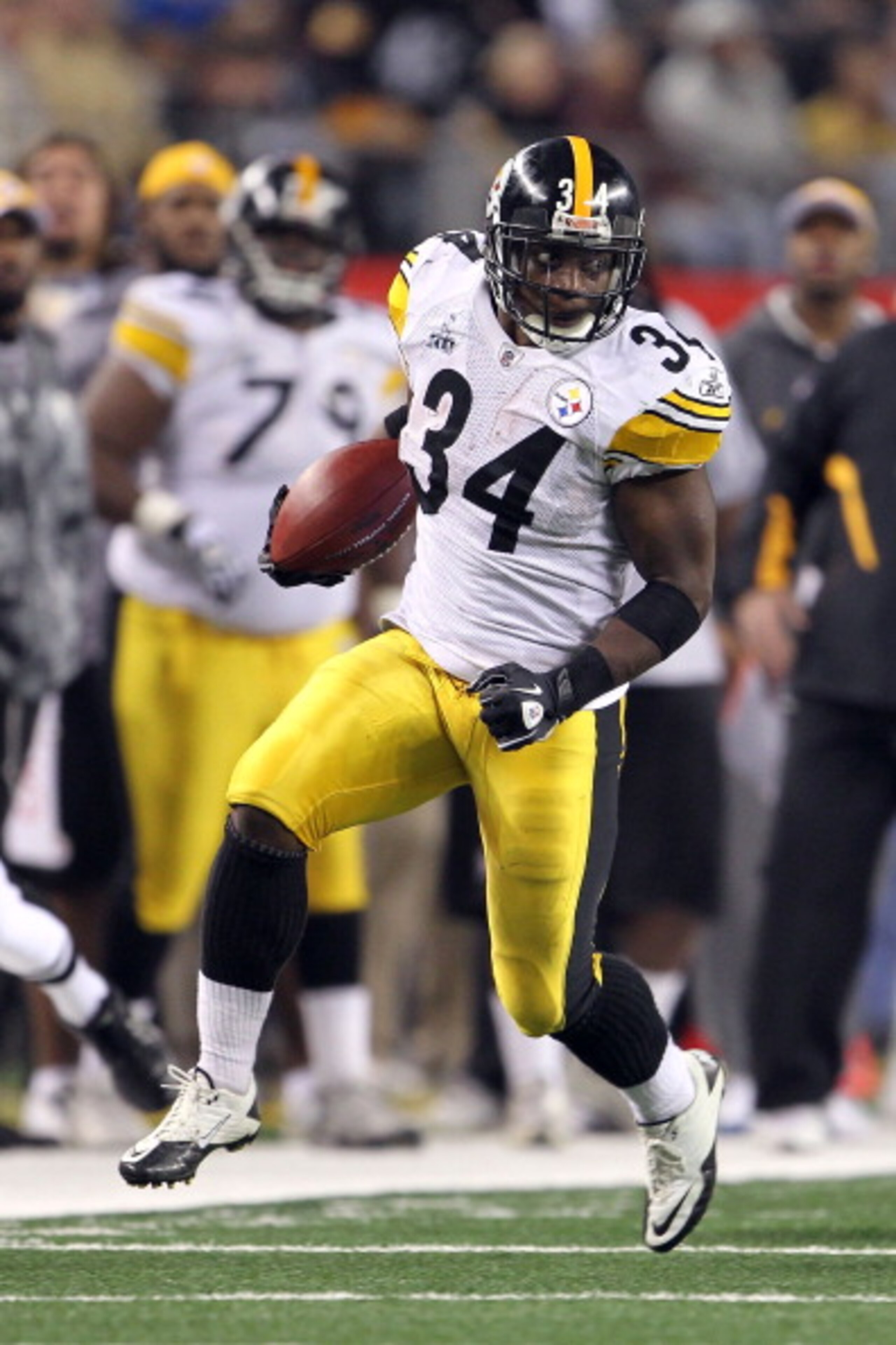 ARLINGTON, TX - FEBRUARY 06:  Rashard Mendenhall #34 of the Pittsburgh Steelers runs the ball against the Green Bay Packers during Super Bowl XLV at Cowboys Stadium on February 6, 2011 in Arlington, Texas. The Packers won 31-25.  (Photo by Jamie Squire/Ge