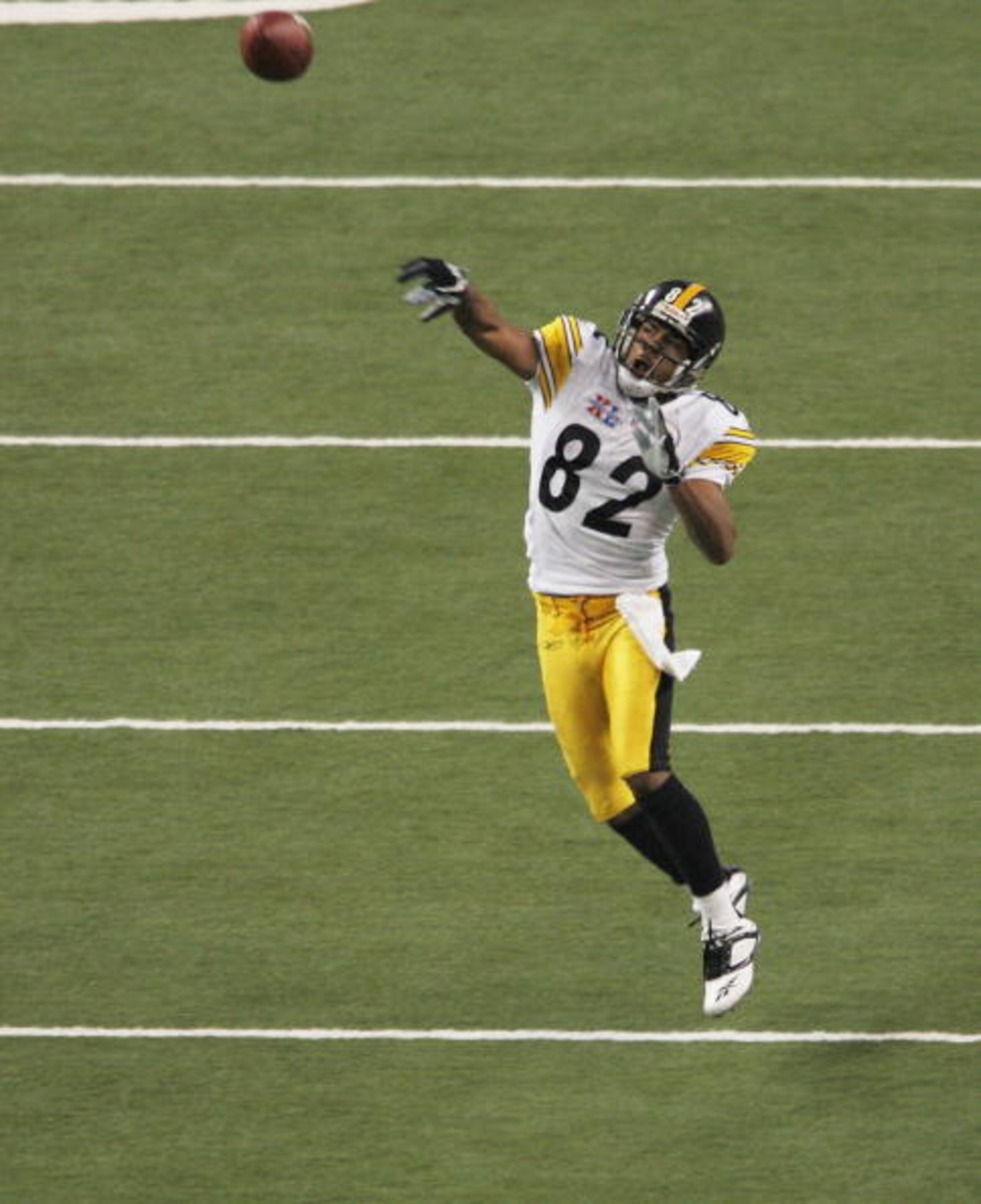 DETROIT - FEBRUARY 05:  Wide receiver Antwaan Randle El #82 throws a touchdown to wide receiver Hines Ward #86 of the Pittsburgh Steelers in the fourth quarter against the Seattle Seahawks in Super Bowl XL at Ford Field on February 5, 2006 in Detroit, Mic