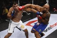 Virgil Zwicker landing a left hook on Lavar Johnson