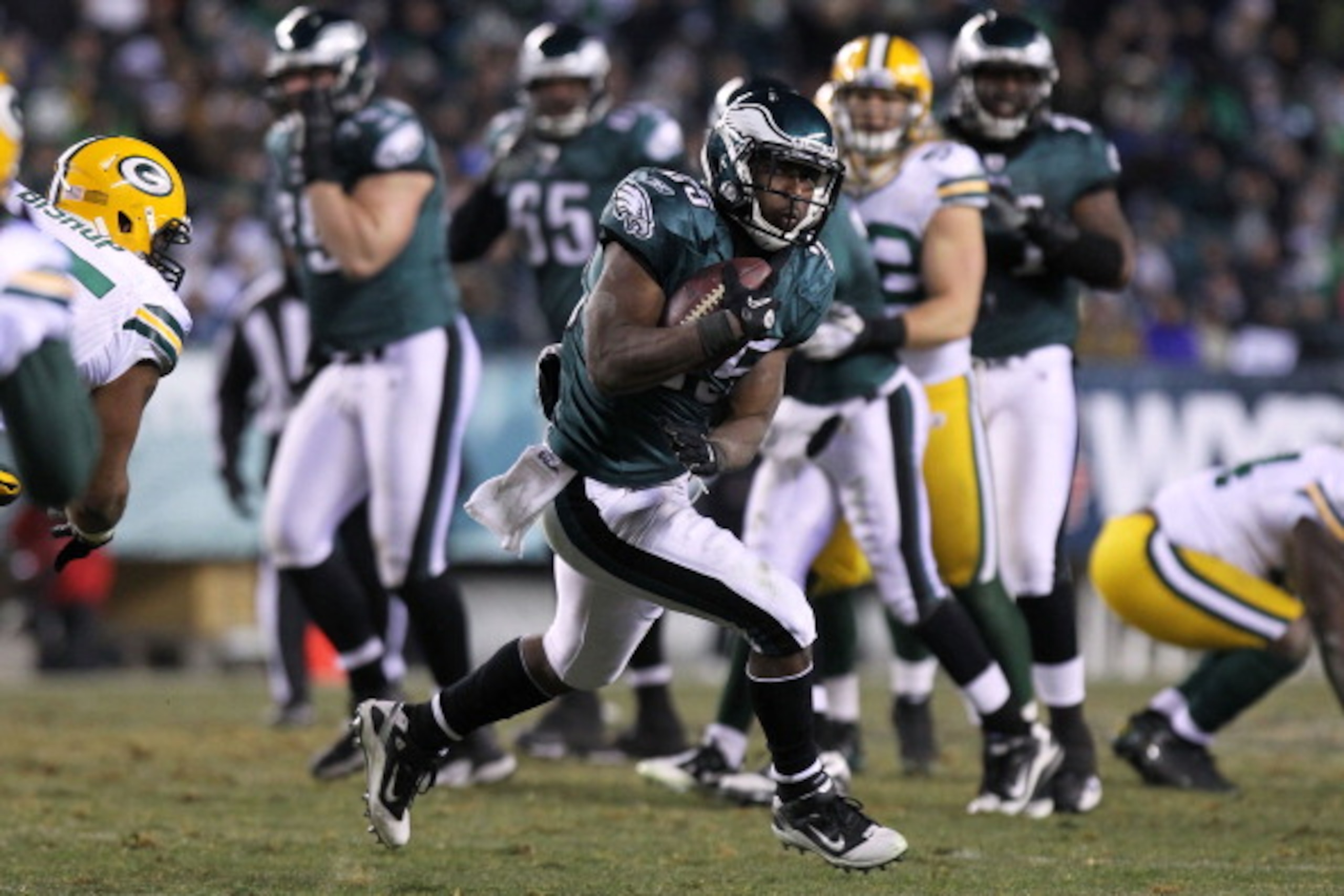 PHILADELPHIA, PA - JANUARY 09: LeSean McCoy #25 of the Philadelphia Eagles runs down field against the Green Bay Packers during the 2011 NFC wild card playoff game at Lincoln Financial Field on January 9, 2011 in Philadelphia, Pennsylvania. (Photo by Ni PHILADELPHIA, PA - JANUARY 09: LeSean McCoy #25 of the Philadelphia Eagles runs down field against the Green Bay Packers during the 2011 NFC wild card playoff game at Lincoln Financial Field on January 9, 2011 in Philadelphia, Pennsylvania. (Photo by Ni