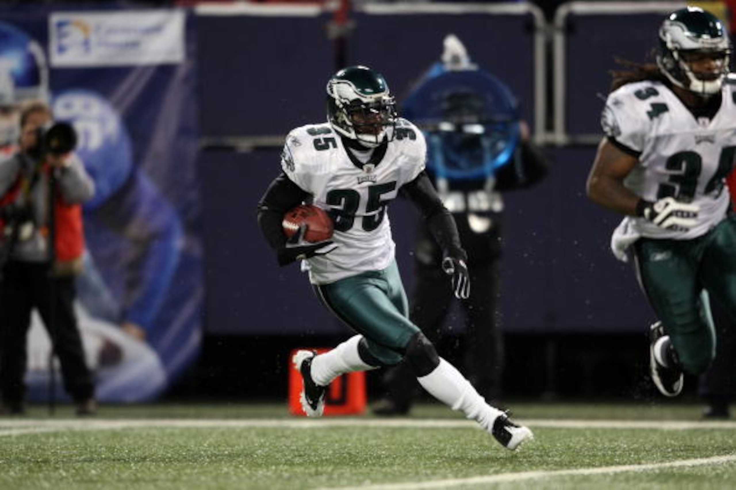 EAST RUTHERFORD, NJ - DECEMBER 13: Macho Harris #35 of the Philadelphia Eagles runs the ball against the New York Giants at Giants Stadium on December 13, 2009 in East Rutherford, New Jersey. (Photo by Nick Laham/Getty Images) EAST RUTHERFORD, NJ - DECEMBER 13: Macho Harris #35 of the Philadelphia Eagles runs the ball against the New York Giants at Giants Stadium on December 13, 2009 in East Rutherford, New Jersey. (Photo by Nick Laham/Getty Images)