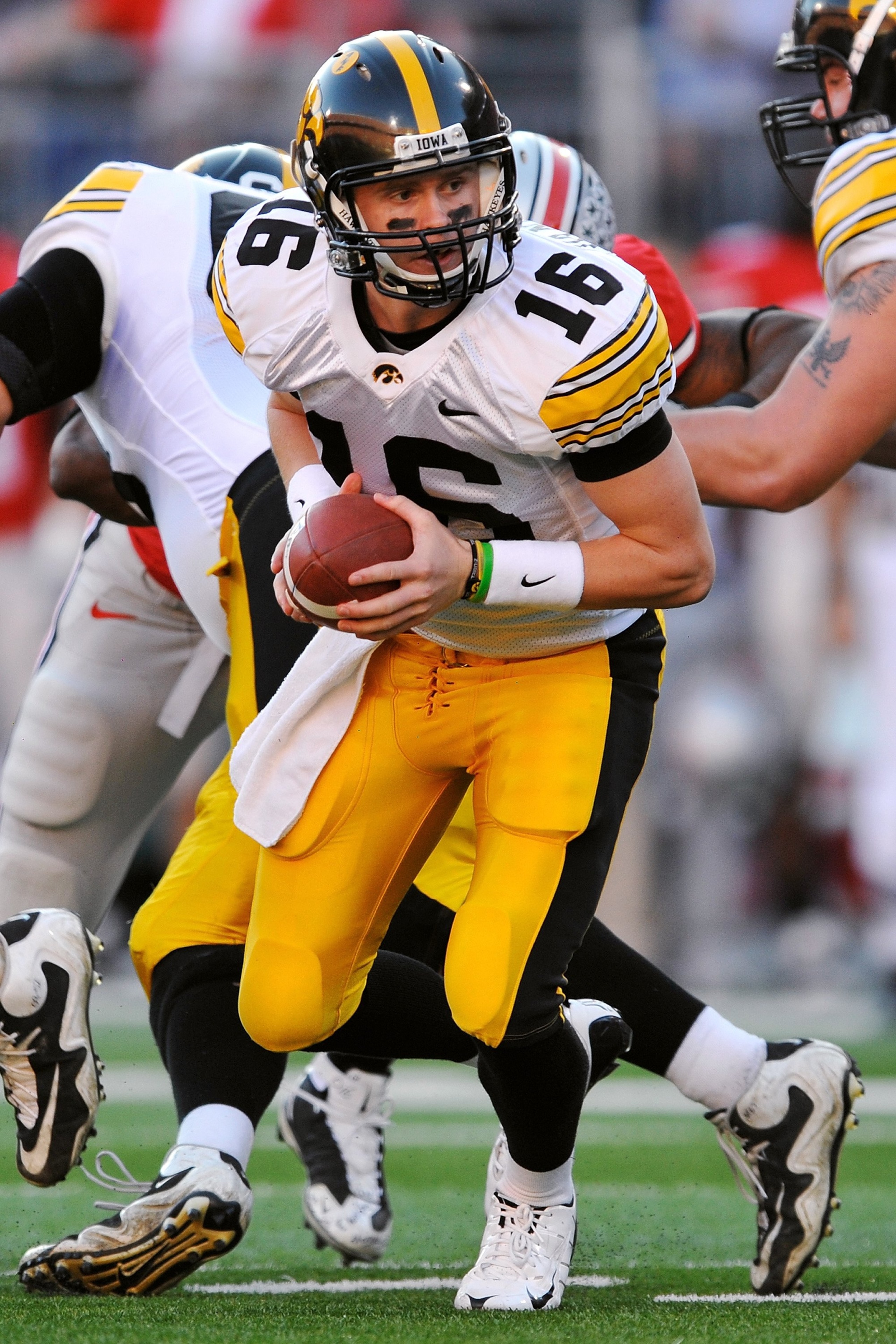 COLUMBUS, OH - NOVEMBER 14: Quarterback James Vandenberg #16 of the Iowa Hawkeyes gets set to hand off the ball against the Ohio State Buckeyes at Ohio Stadium on November 14, 2009 in Columbus, Ohio. (Photo by Jamie Sabau/Getty Images) COLUMBUS, OH - NOVEMBER 14: Quarterback James Vandenberg #16 of the Iowa Hawkeyes gets set to hand off the ball against the Ohio State Buckeyes at Ohio Stadium on November 14, 2009 in Columbus, Ohio. (Photo by Jamie Sabau/Getty Images)
