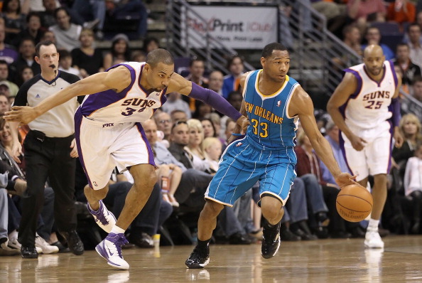 PHOENIX, AZ - JANUARY 30:  Willie Green #33 of the New Orleans Hornets handles the ball during the NBA game against  the Phoenix Suns at US Airways Center on January 30, 2011 in Phoenix, Arizona.  The Suns defeated the Hornets 104-102. NOTE TO USER: User