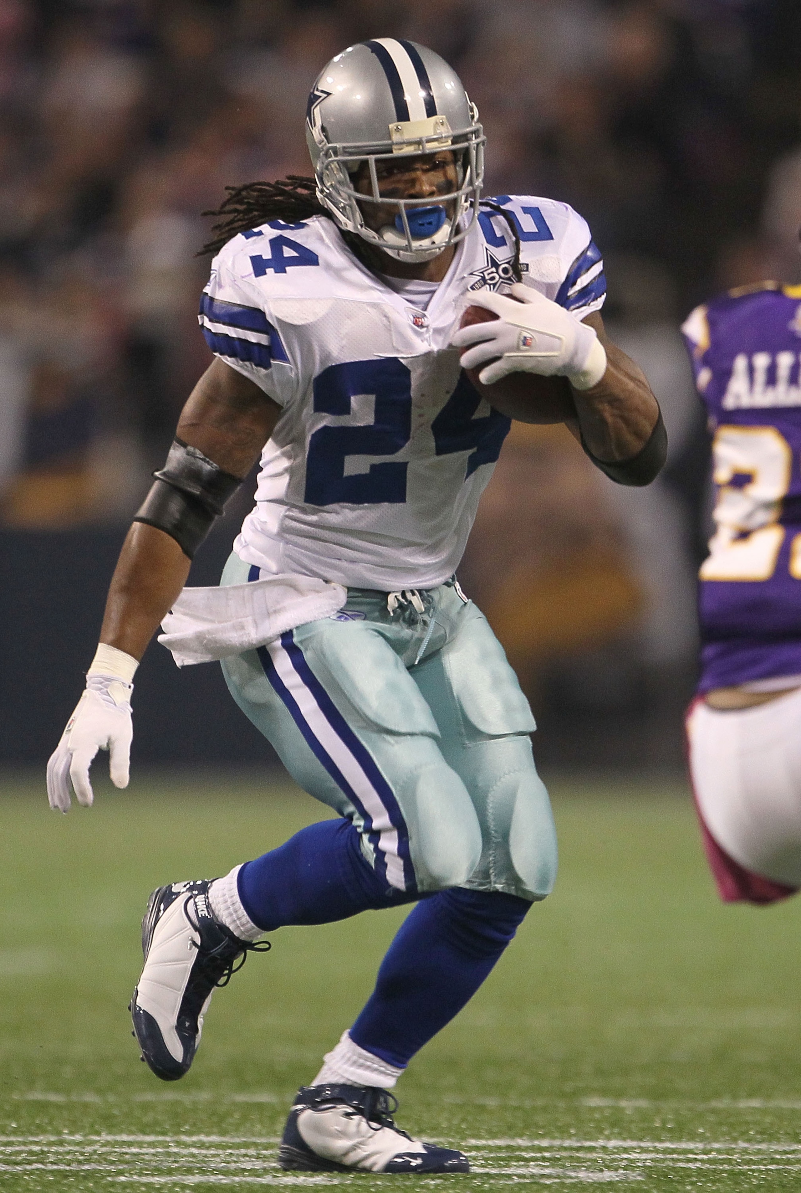 MINNEAPOLIS - OCTOBER 17:  Marion Barber #24 of the Dallas Cowboys runs with the ball during the game against the Minnesota Vikings at Mall of America Field on October 17, 2010 in Minneapolis, Minnesota.  (Photo by Jeff Gross/Getty Images)