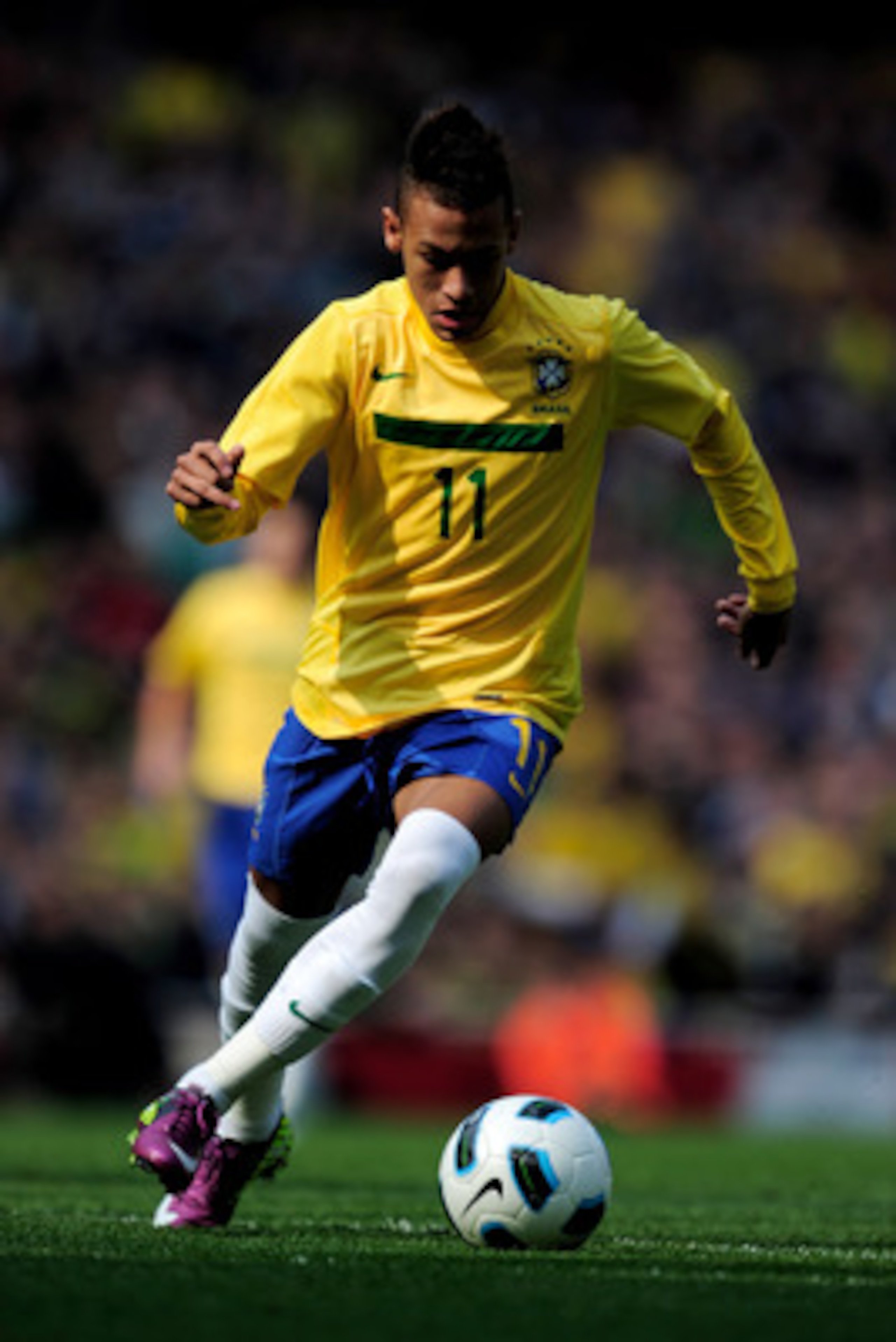 LONDON, ENGLAND - MARCH 27:  Neymar of Brazil on the ball during the International friendly match between Brazil and Scotland at Emirates Stadium on March 27, 2011 in London, England.  (Photo by Jamie McDonald/Getty Images)