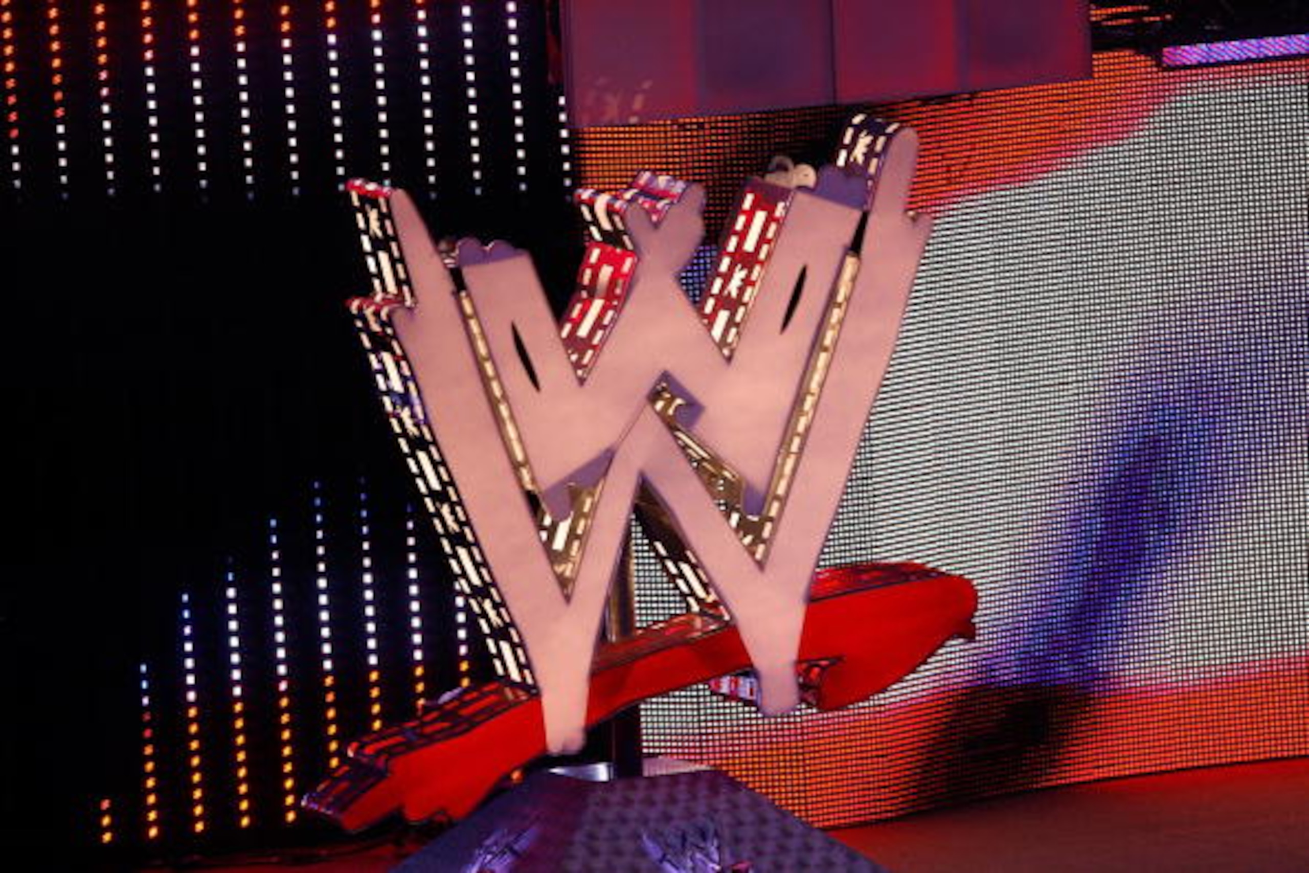 UNCASVILLE, CT - AUGUST 3: Actor Jeremy Piven guest hosts WWE's 'Monday Night Raw' at Mohegan Sun on August 3, 2009 in Uncasville, Connecticut. (Photo by Jim Rogash/Getty Images) UNCASVILLE, CT - AUGUST 3: Actor Jeremy Piven guest hosts WWE's 'Monday Night Raw' at Mohegan Sun on August 3, 2009 in Uncasville, Connecticut. (Photo by Jim Rogash/Getty Images)