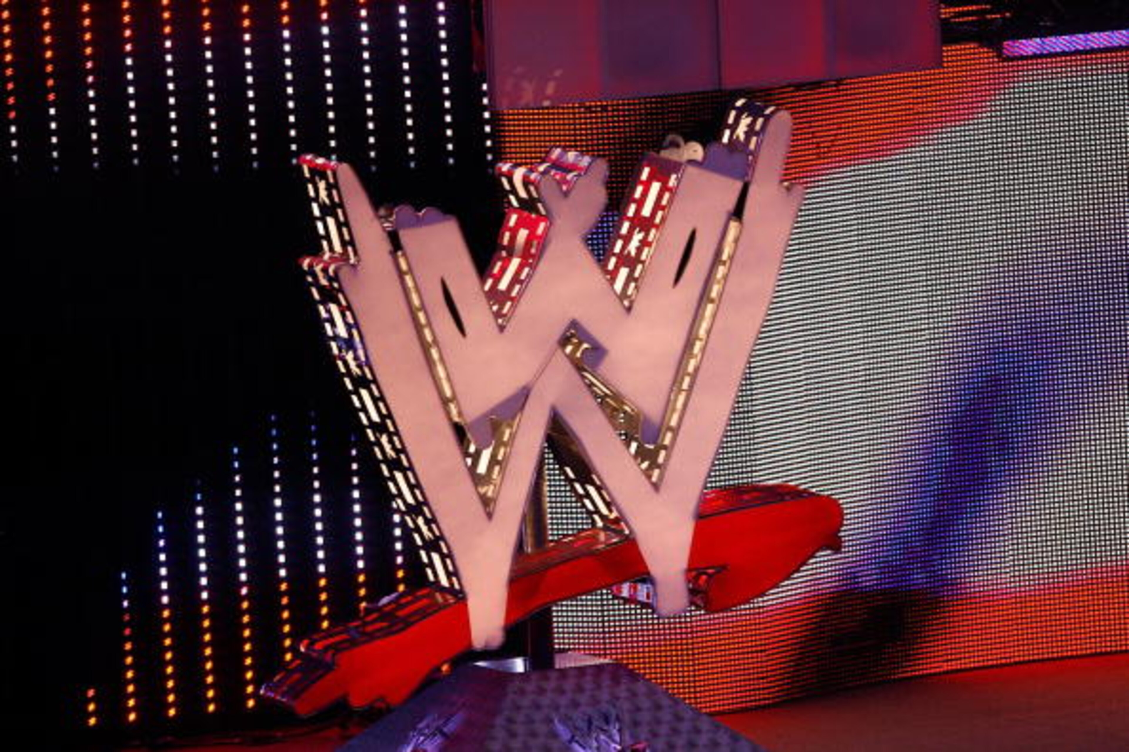 UNCASVILLE, CT - AUGUST 3:  Actor Jeremy Piven guest hosts WWE's 'Monday Night Raw' at Mohegan Sun on August 3, 2009 in Uncasville, Connecticut.  (Photo by Jim Rogash/Getty Images)