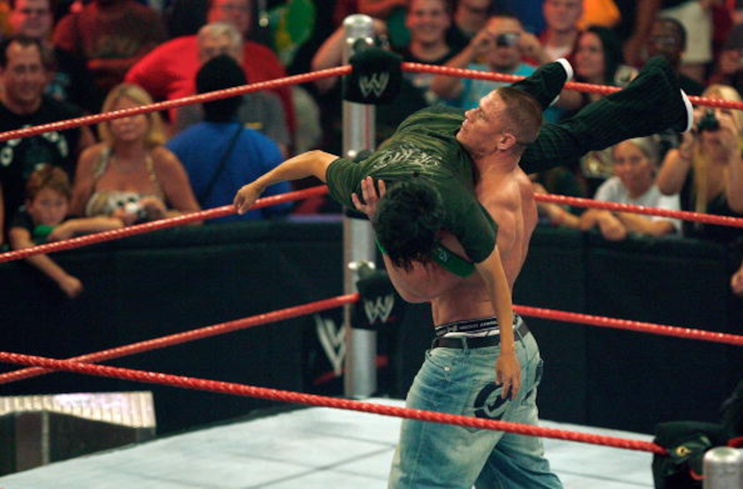 UNCASVILLE, CT - AUGUST 3: Actor Jeremy Piven guest hosts WWE's 'Monday Night Raw' at Mohegan Sun on August 3, 2009 in Uncasville, Connecticut. (Photo by Jim Rogash/Getty Images) UNCASVILLE, CT - AUGUST 3: Actor Jeremy Piven guest hosts WWE's 'Monday Night Raw' at Mohegan Sun on August 3, 2009 in Uncasville, Connecticut. (Photo by Jim Rogash/Getty Images)