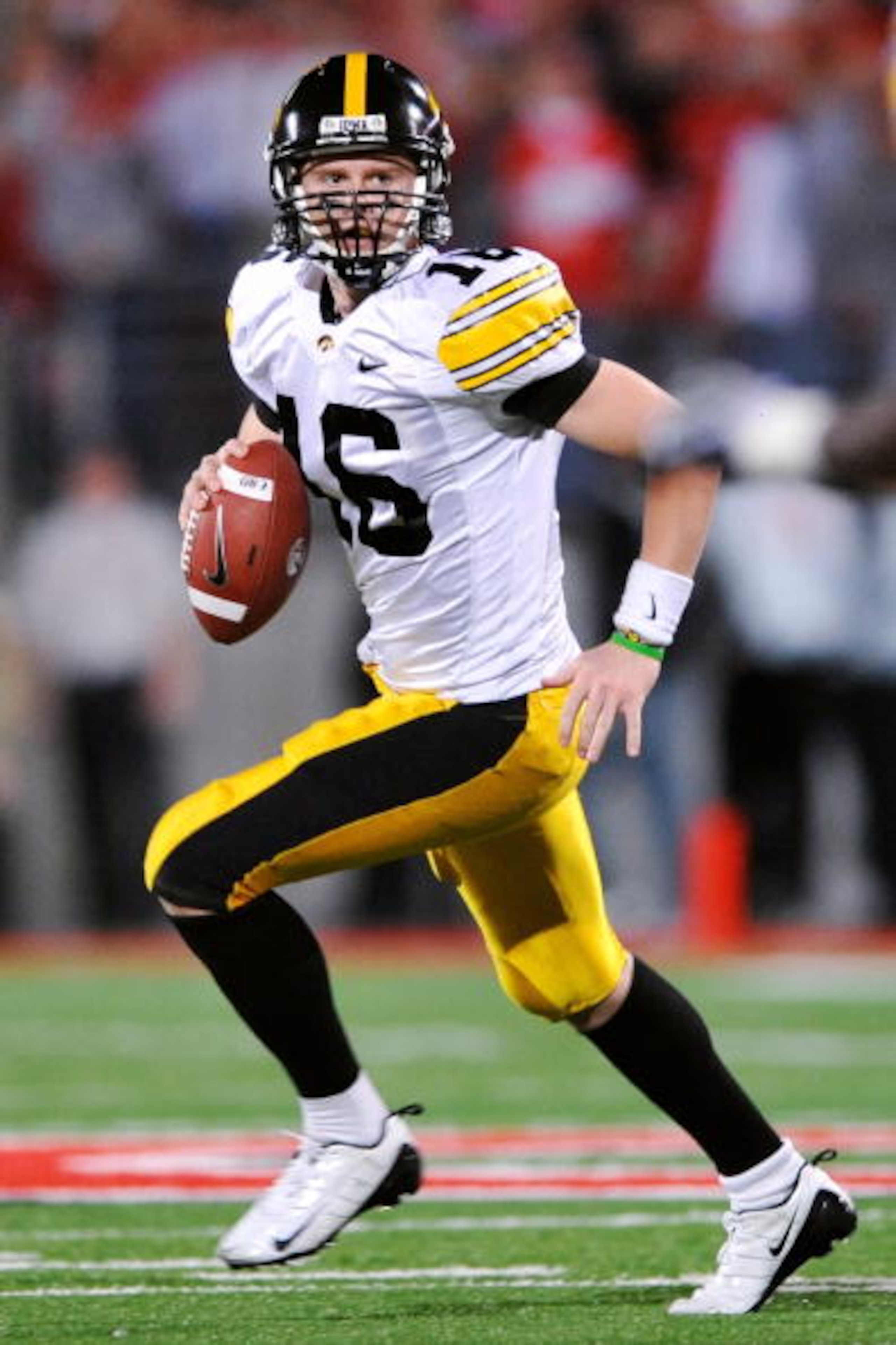 COLUMBUS, OH - NOVEMBER 14:  Quarterback James Vandenberg #16 of the Iowa Hawkeyes gets ready to pass against the Ohio State Buckeyes at Ohio Stadium on November 14, 2009 in Columbus, Ohio.  (Photo by Jamie Sabau/Getty Images)