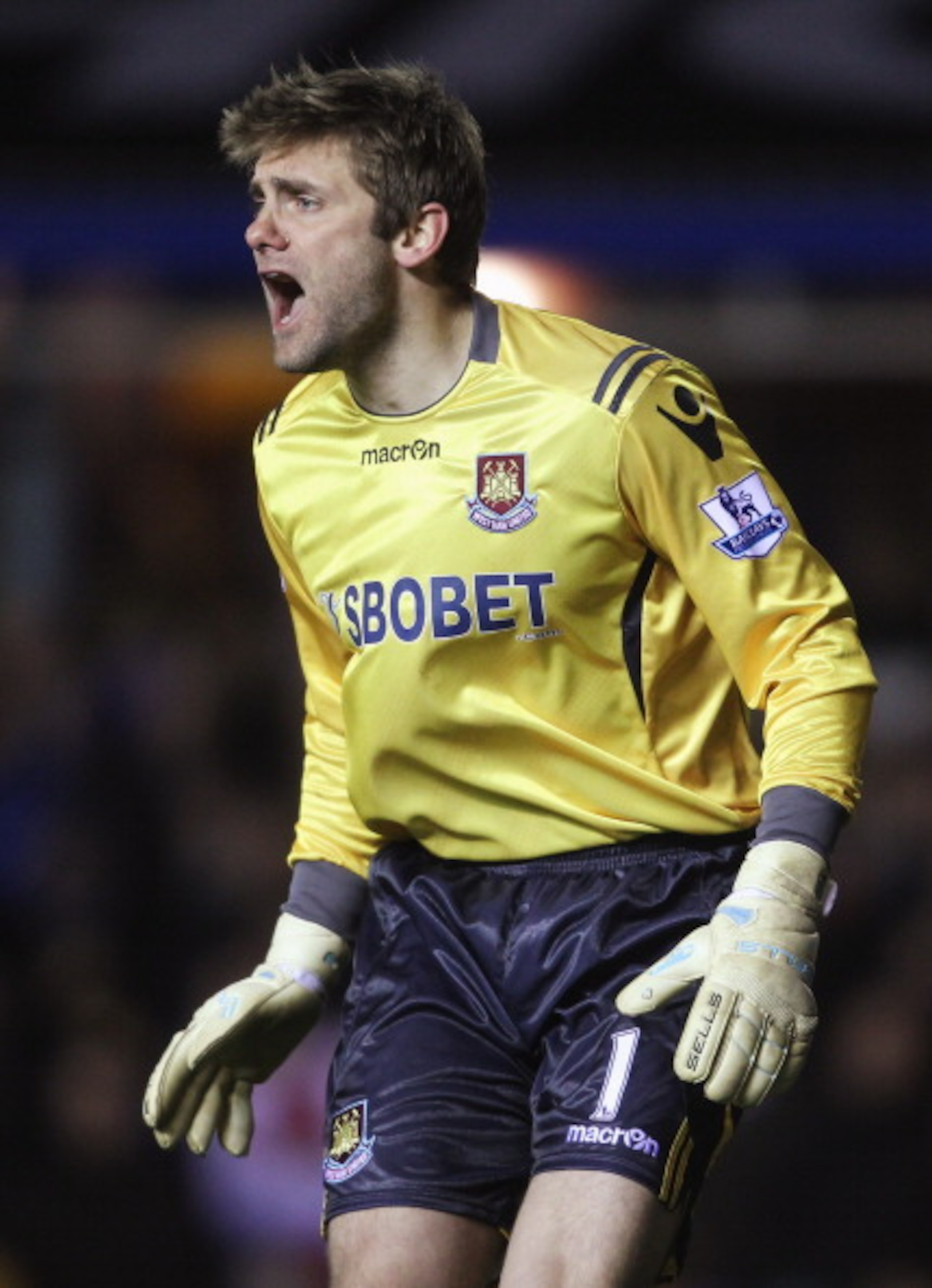 BIRMINGHAM, ENGLAND - JANUARY 26: Robert Green of West Ham United shouts instructions during the Carling Cup Semi Final Second Leg match between Birmingham City and West Ham United at St Andrews on January 26, 2011 in Birmingham, England. (Photo by Scot BIRMINGHAM, ENGLAND - JANUARY 26: Robert Green of West Ham United shouts instructions during the Carling Cup Semi Final Second Leg match between Birmingham City and West Ham United at St Andrews on January 26, 2011 in Birmingham, England. (Photo by Scot