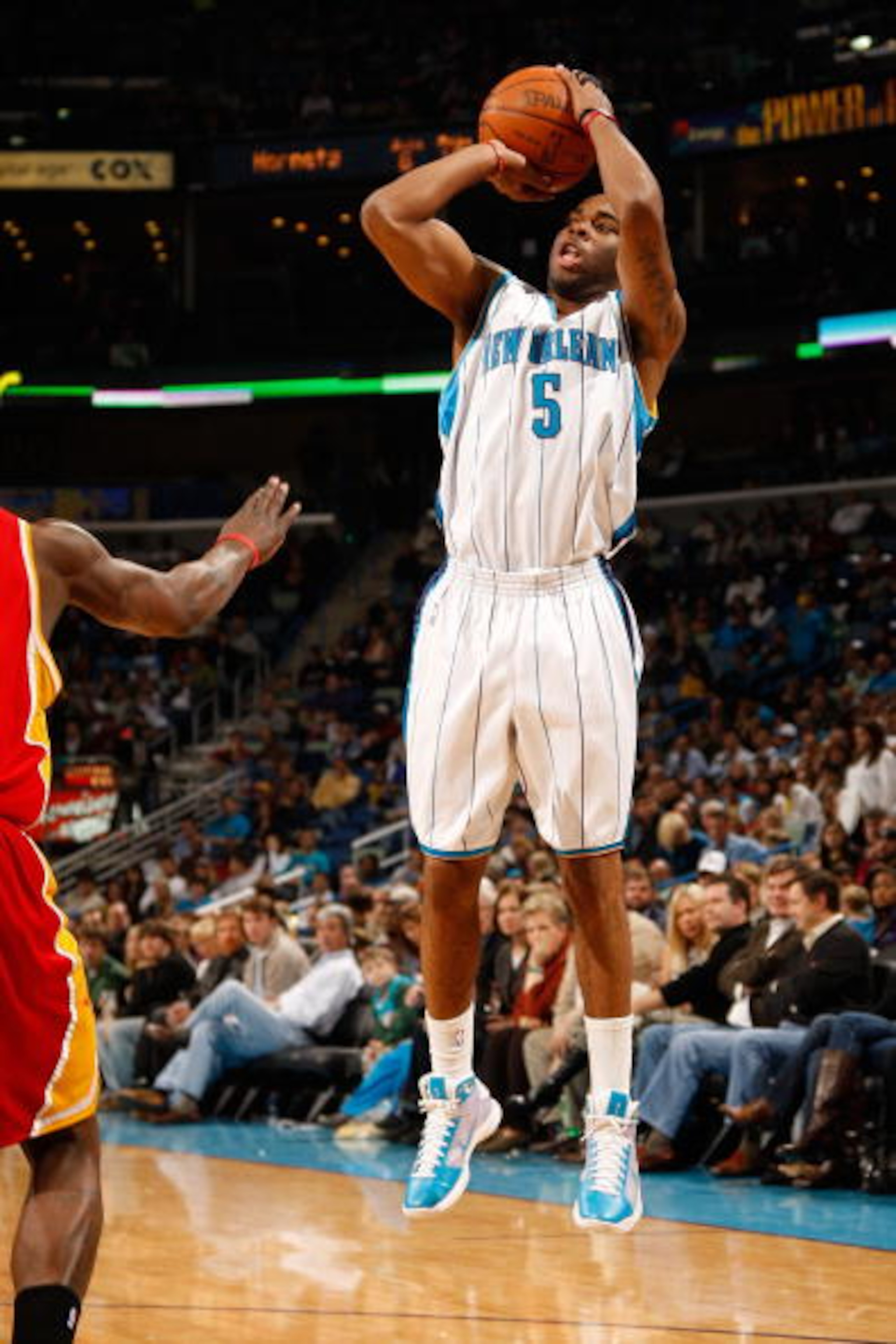 NEW ORLEANS - JANUARY 02:  Marcus Thornton #5 of the New Orleans Hornets makes a shot against the Houston Rockets at the New Orleans Arena on January 2, 2010 in New Orleans, Louisiana.  NOTE TO USER: User expressly acknowledges and agrees that, by downloa