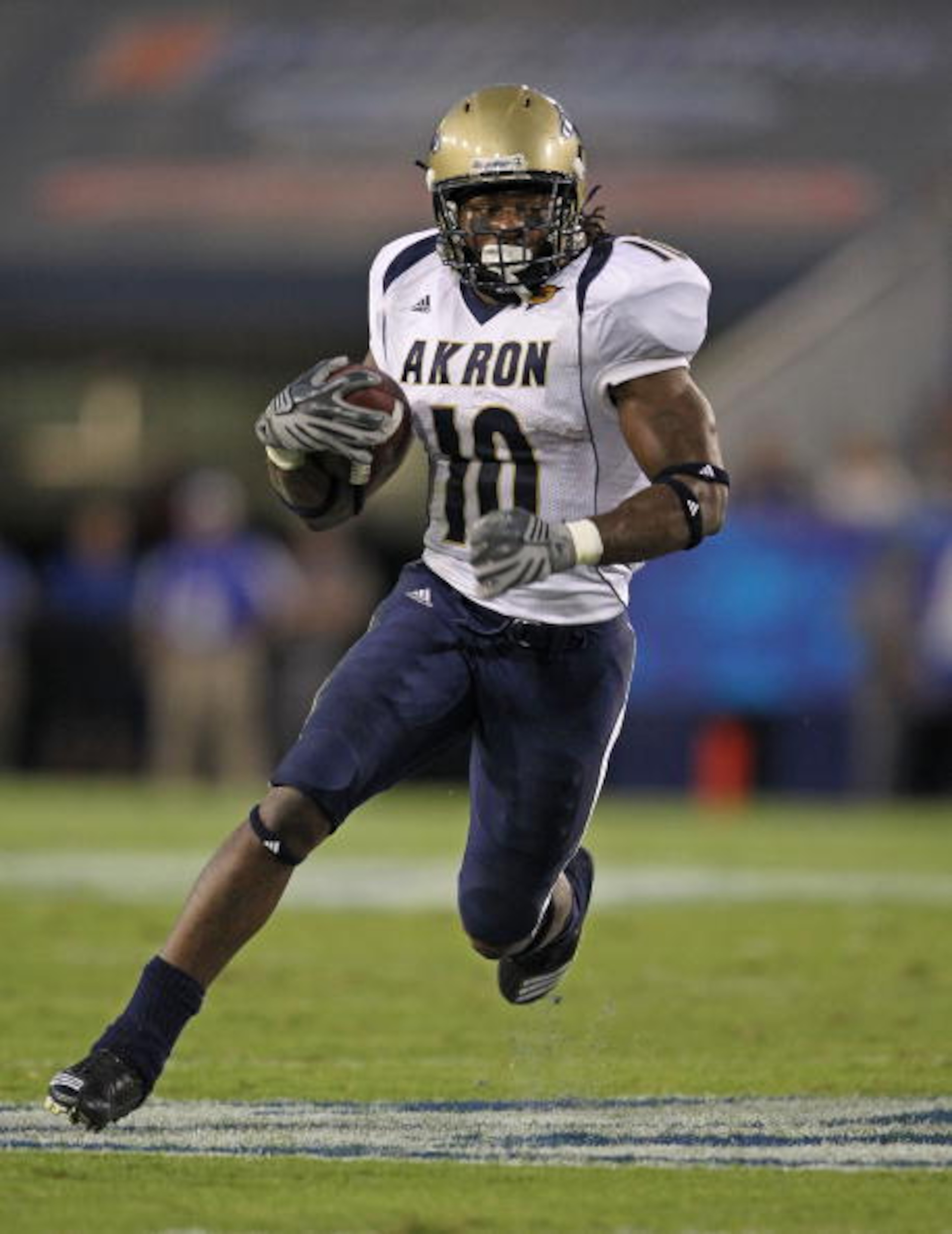 LEXINGTON, KY - SEPTEMBER 18:  Alex Allen #10 of the Akron Zips runs with the ball during the game against the Kentucky Wildcats at Commonwealth Stadium on September 18, 2010 in Lexington, Kentucky.  (Photo by Andy Lyons/Getty Images)