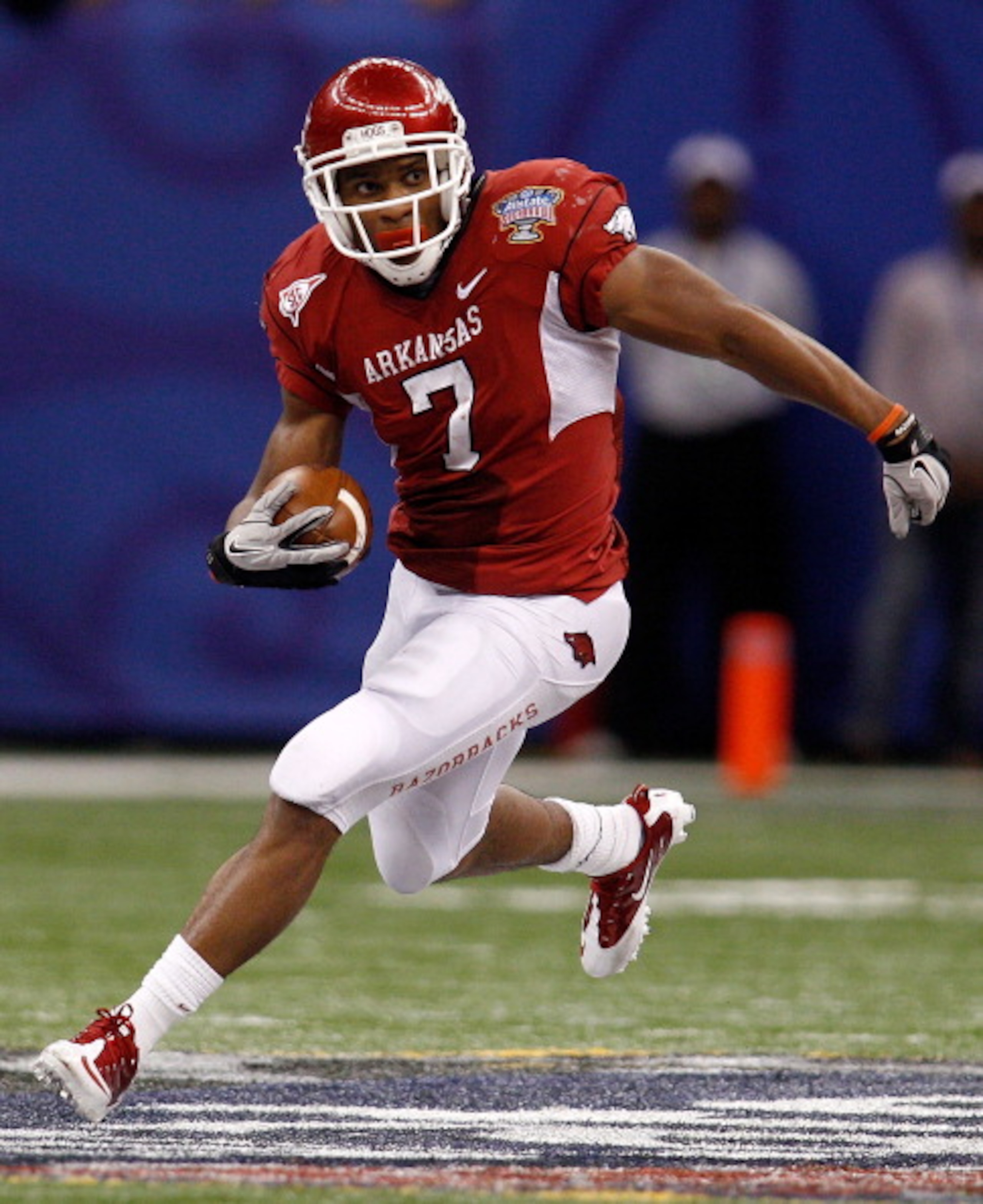 NEW ORLEANS, LA - JANUARY 04:  Knile Davis #7 of the Arkansas Razorbacks runs the ball against the Ohio State Buckeyes during the Allstate Sugar Bowl at the Louisiana Superdome on January 4, 2011 in New Orleans, Louisiana.  (Photo by Chris Graythen/Getty