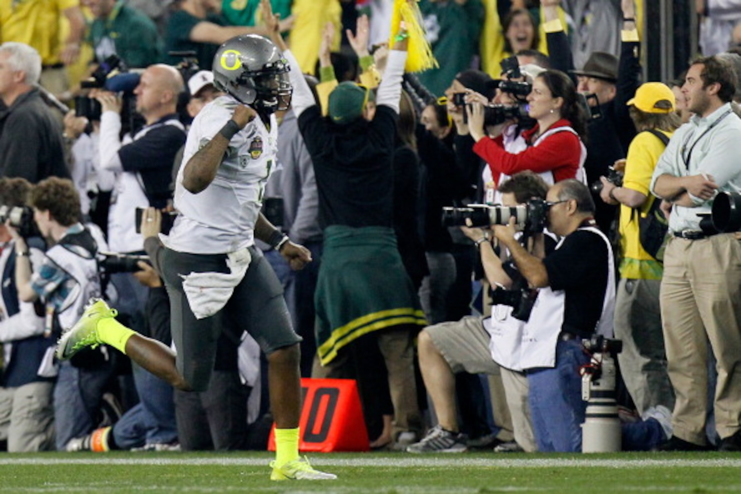 GLENDALE, AZ - JANUARY 10:  Darron Thomas #1 of the Oregon Ducks celebrates against the Auburn Tigers during the Tostitos BCS National Championship Game at University of Phoenix Stadium on January 10, 2011 in Glendale, Arizona.  (Photo by Kevin C. Cox/Get