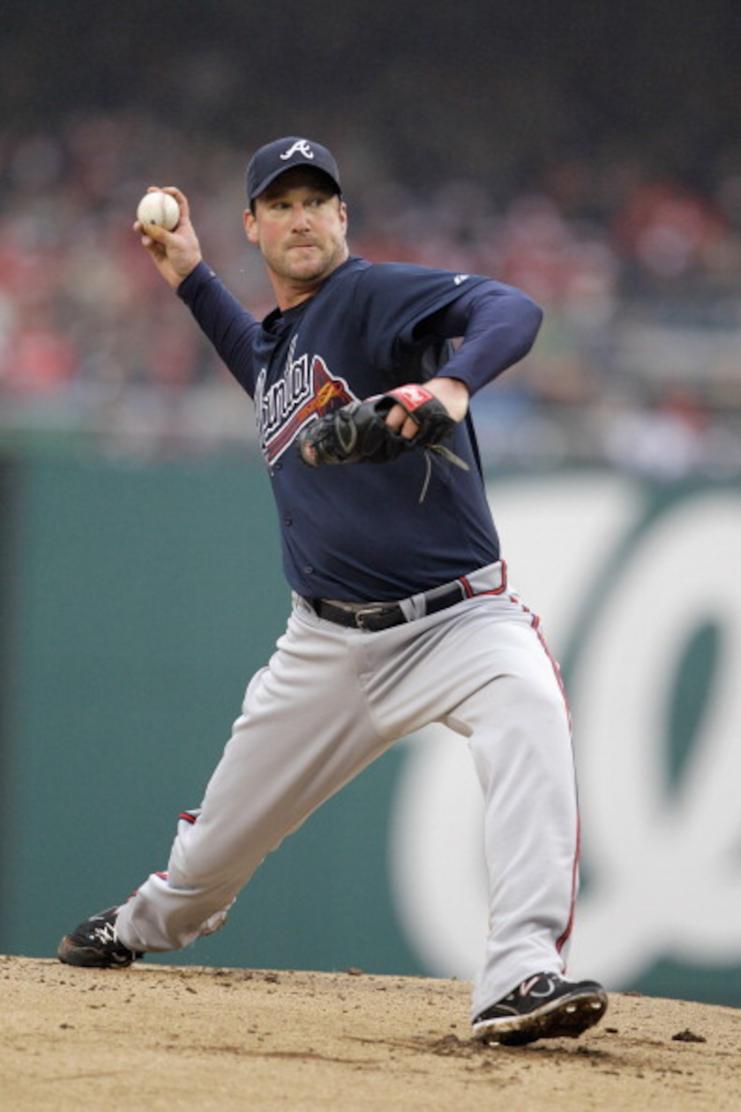 WASHINGTON, DC - MARCH 31: Starting pitcher Derek Lowe #32 of the Atlanta Braves delivers to a Washington Nationals batter during the third inning at Nationals Park on March 31, 2011 in Washington, DC. (Photo by Rob Carr/Getty Images) WASHINGTON, DC - MARCH 31: Starting pitcher Derek Lowe #32 of the Atlanta Braves delivers to a Washington Nationals batter during the third inning at Nationals Park on March 31, 2011 in Washington, DC. (Photo by Rob Carr/Getty Images)