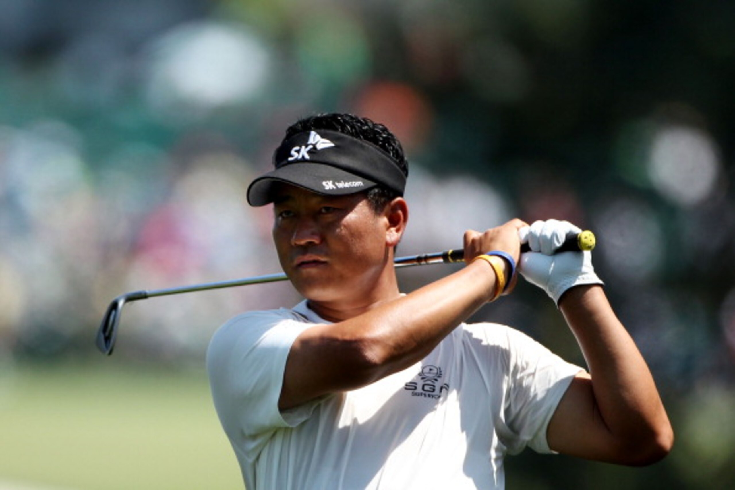 AUGUSTA, GA - APRIL 10: K.J. Choi of South Korea watches his second shot on the first hole during the final round of the 2011 Masters Tournament at Augusta National Golf Club on April 10, 2011 in Augusta, Georgia. (Photo by Andrew Redington/Getty Images AUGUSTA, GA - APRIL 10: K.J. Choi of South Korea watches his second shot on the first hole during the final round of the 2011 Masters Tournament at Augusta National Golf Club on April 10, 2011 in Augusta, Georgia. (Photo by Andrew Redington/Getty Images