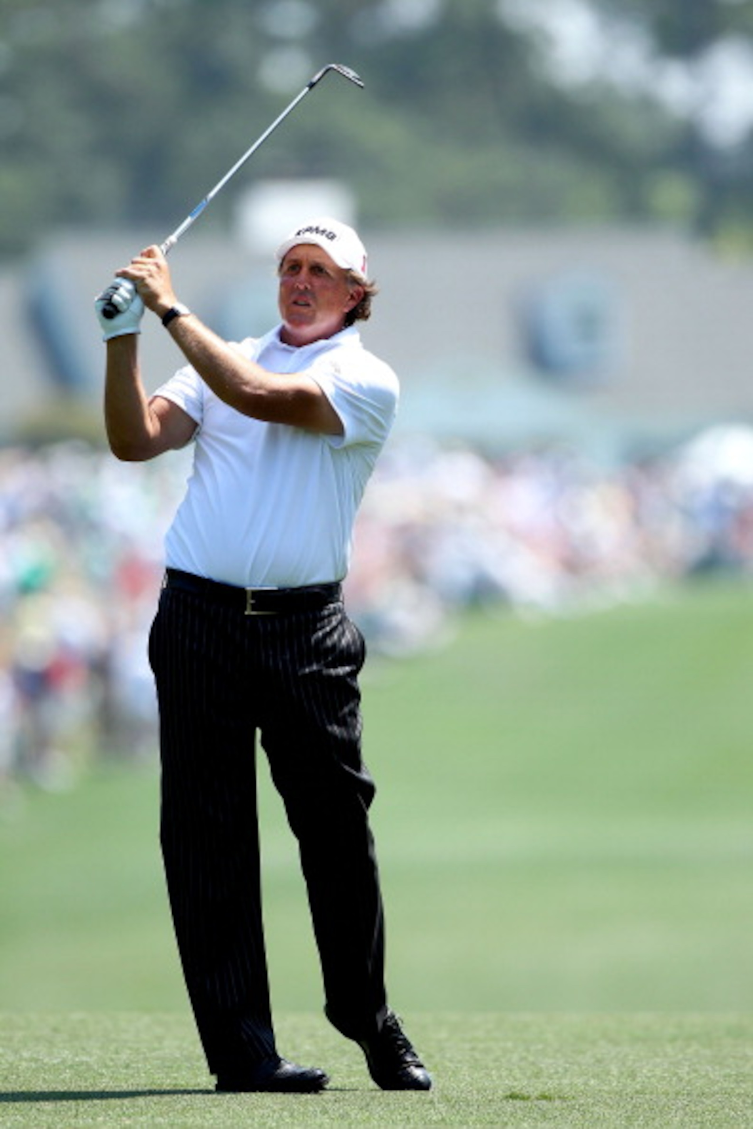 AUGUSTA, GA - APRIL 10:  Phil Mickelson watches his approach shot on the first hole during the final round of the 2011 Masters Tournament at Augusta National Golf Club on April 10, 2011 in Augusta, Georgia.  (Photo by Andrew Redington/Getty Images)