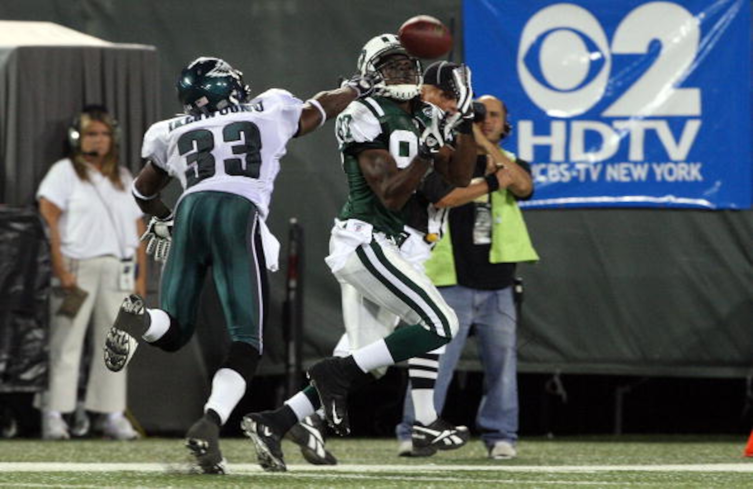 EAST RUTHERFORD, NJ - SEPTEMBER 03:  David Clowney #87 of the New York Jets makes a catch for a touchdown against Jack Ikegwuonu #33 of the Philadelphia Eagles on September 3, 2009 at Giants Stadium in East Rutherford, New Jersey. The Jets defeated the Ea