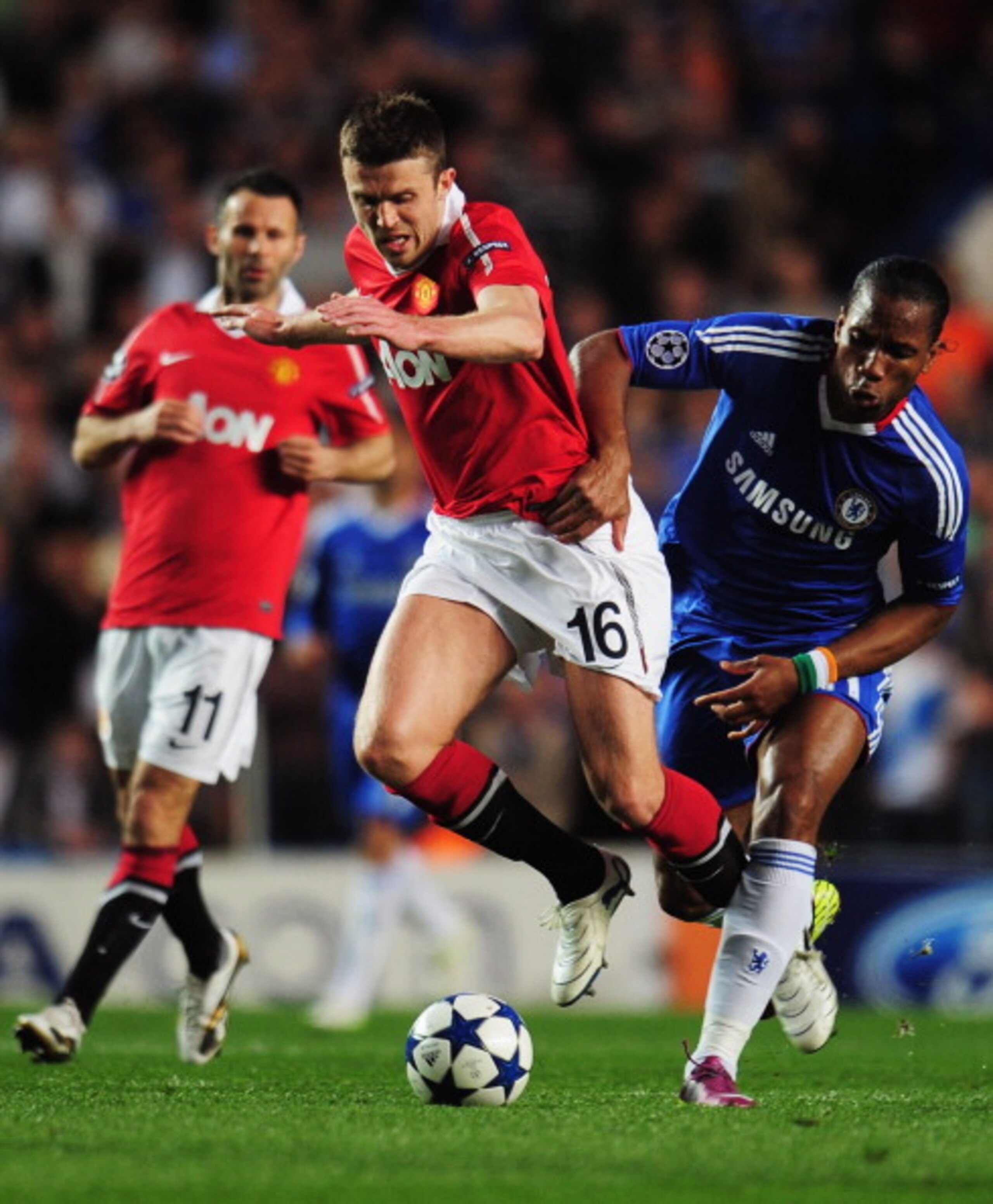 LONDON, ENGLAND - APRIL 06:  Michael Carrick of Manchester United battles with Didier Drogba of Chelsea during the UEFA Champions League quarter final first leg match between Chelsea and Manchester United at Stamford Bridge on April 6, 2011 in London, Eng